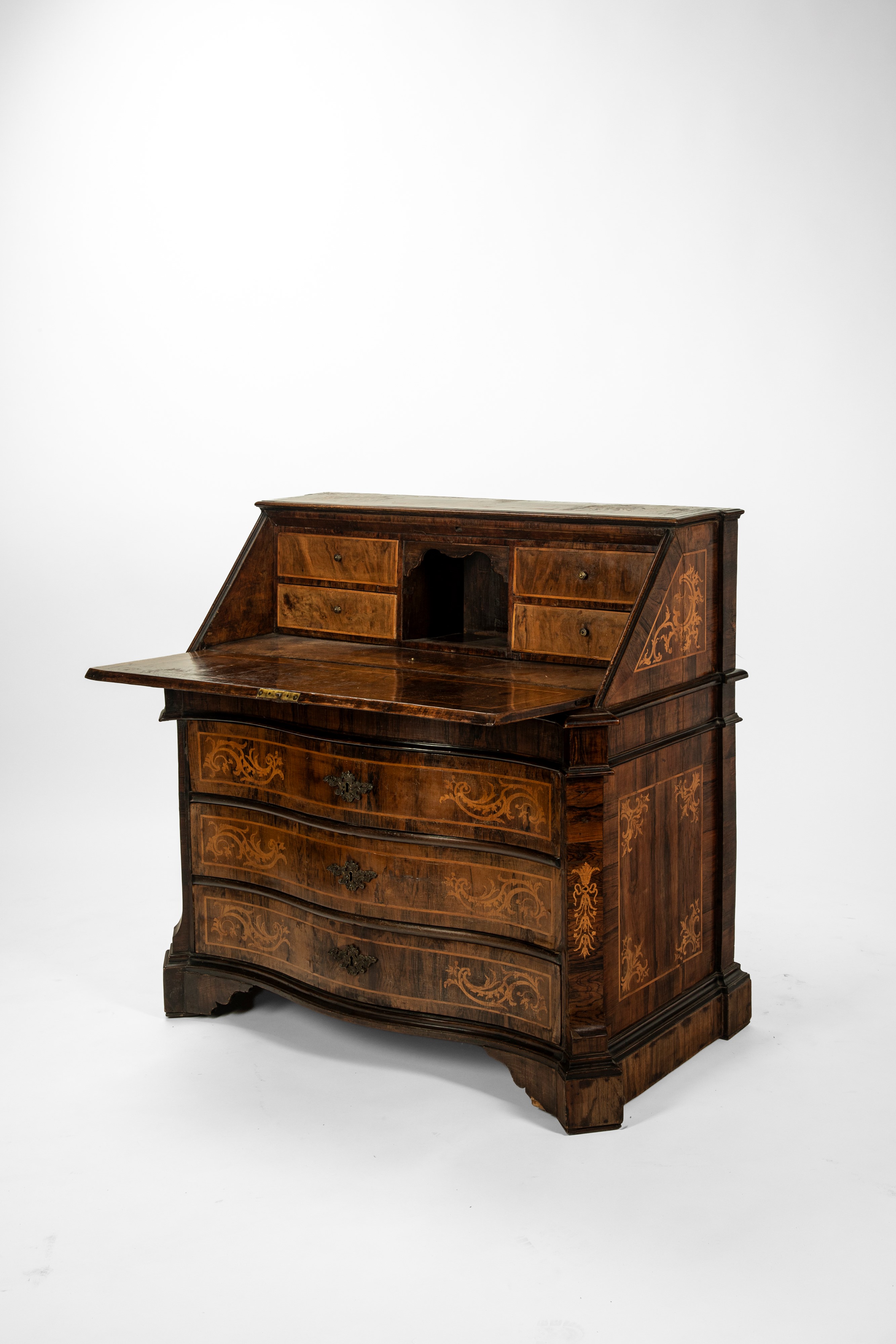 Ribalta in legno, interamente lastronata, filettata e intarsiata a volute fogliate (XVIII secolo)