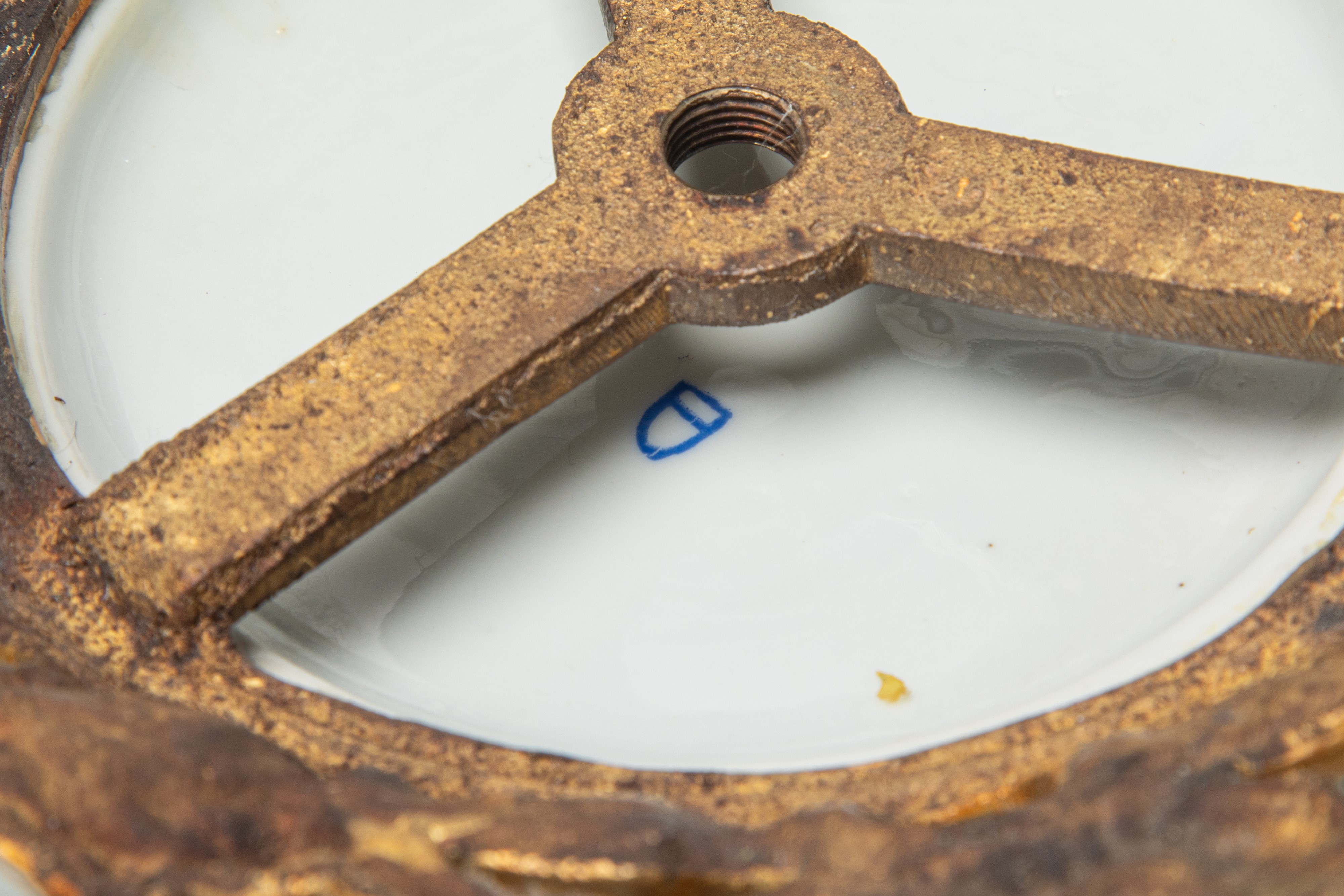 Due potiche in porcellana bianca e dorata con decorazione a rilievo, basi in bronzo dorato (XIX s...