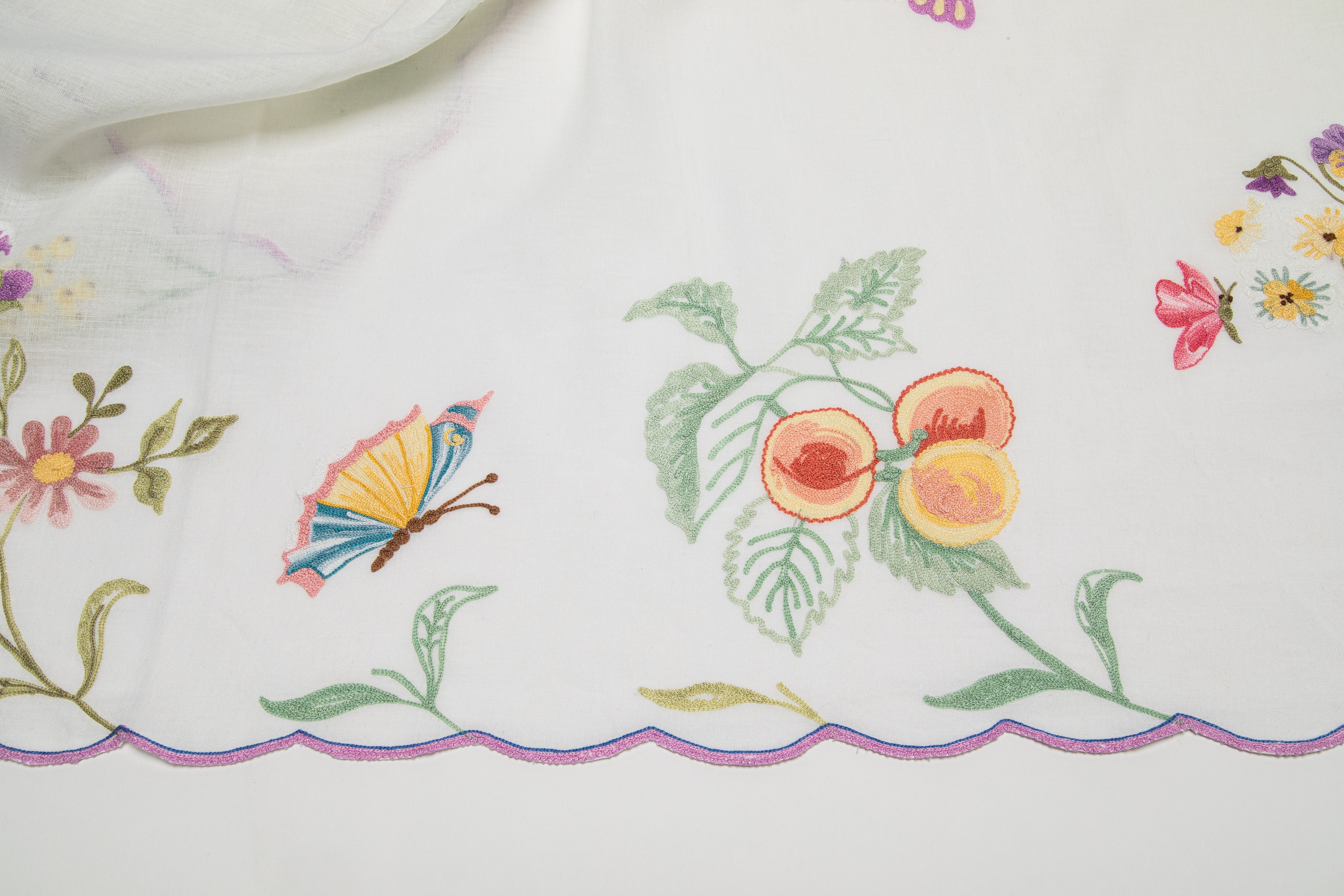 Tovaglia in lino leggera con 12 tovaglioli, decorazione a frutta, fiori, limoni e farfalle