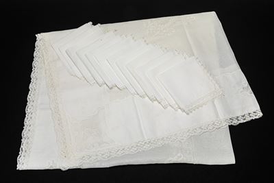 Tovaglia ricamata a fiori in intarsio con inserti in organdi trasparente e bordo in pizzo, con 12...