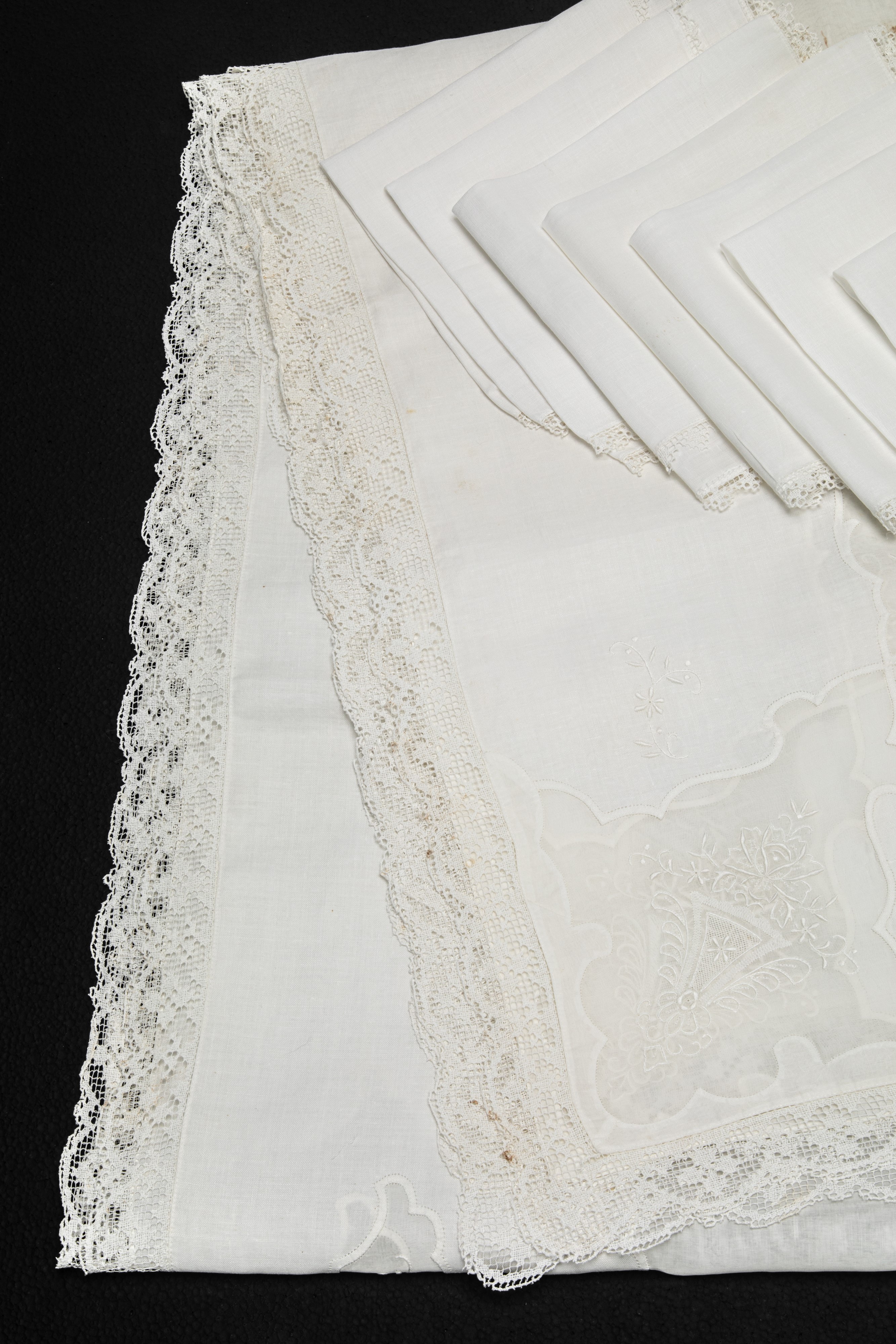 Tovaglia ricamata a fiori in intarsio con inserti in organdi trasparente e bordo in pizzo, con 12...