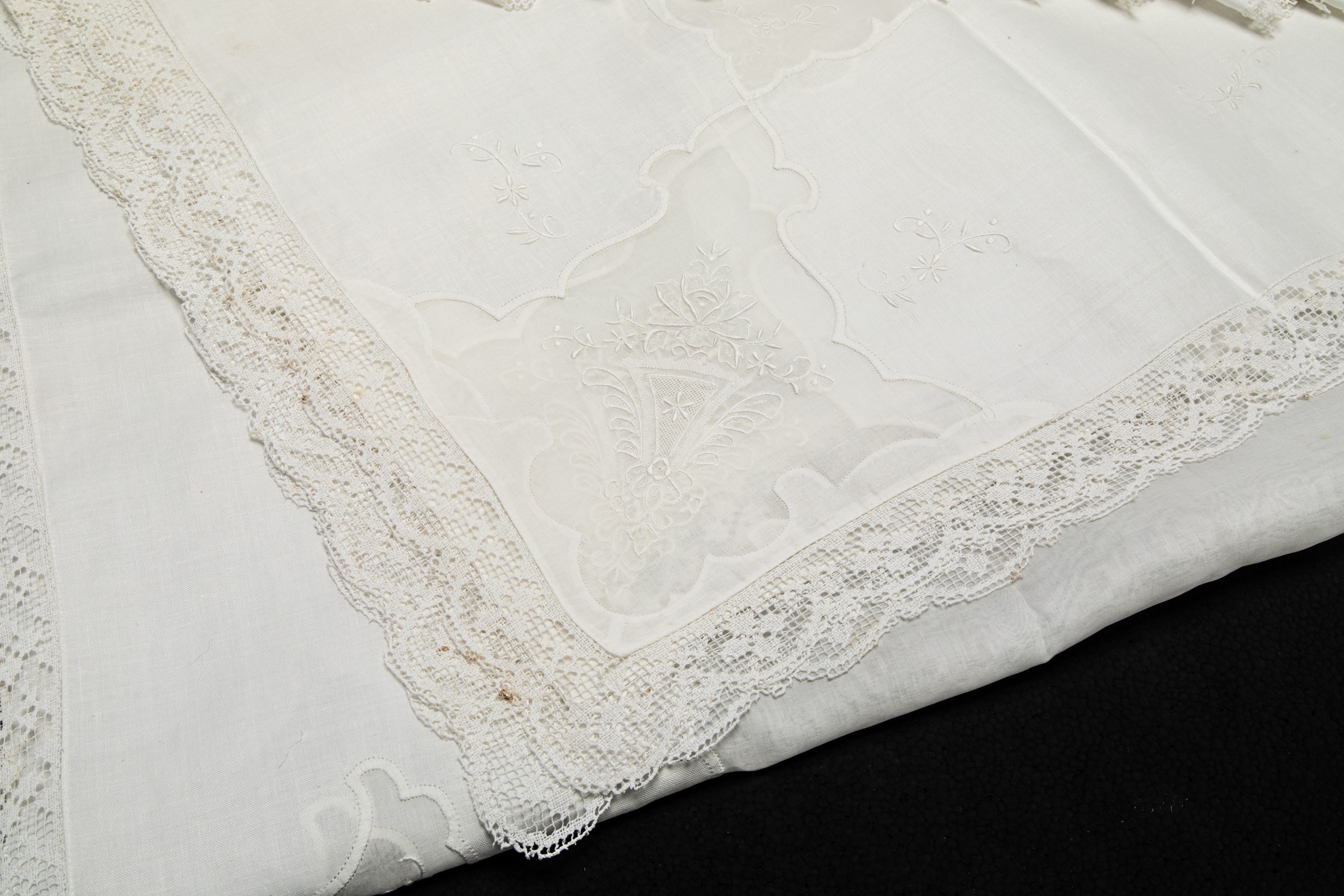 Tovaglia ricamata a fiori in intarsio con inserti in organdi trasparente e bordo in pizzo, con 12...