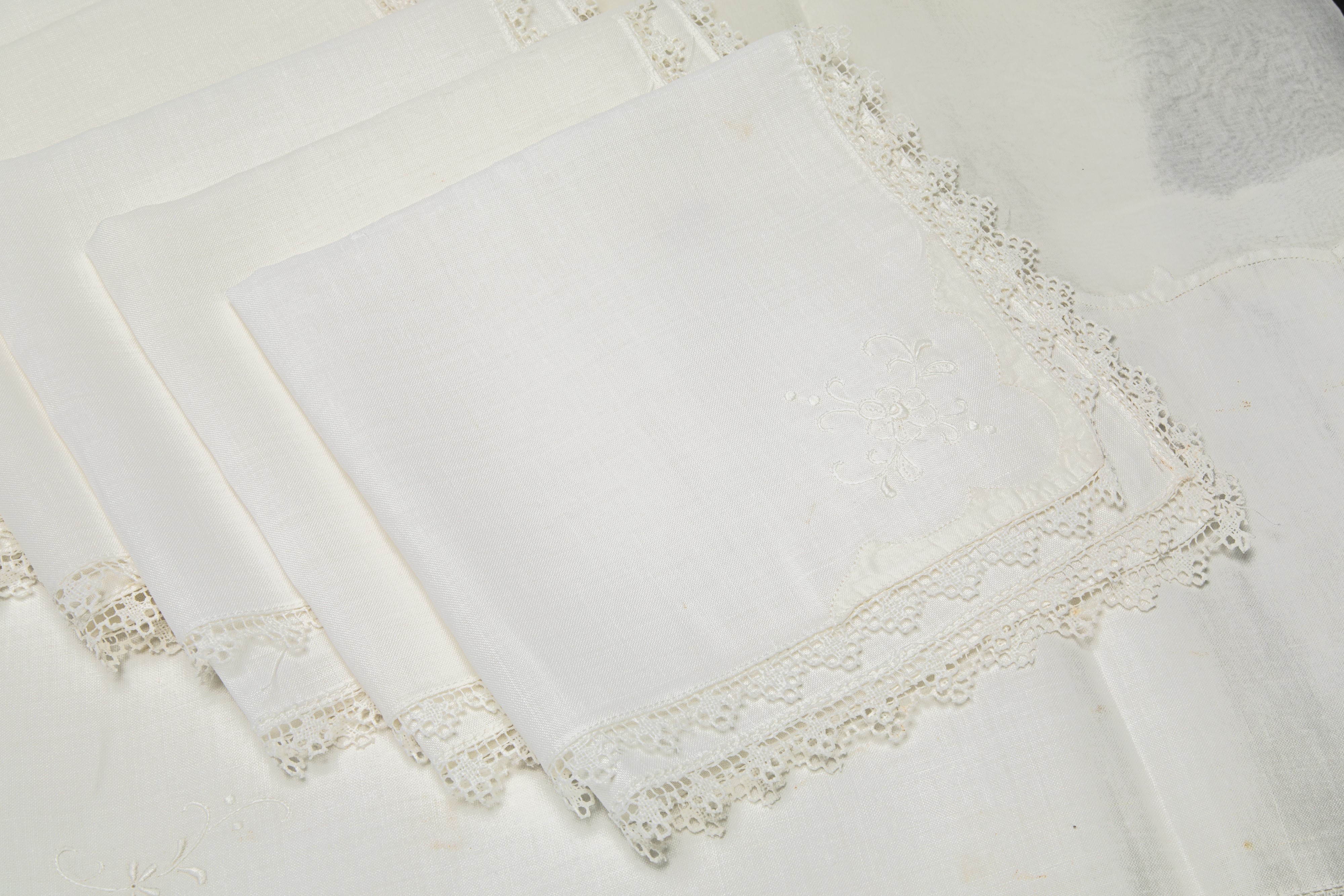 Tovaglia ricamata a fiori in intarsio con inserti in organdi trasparente e bordo in pizzo, con 12...