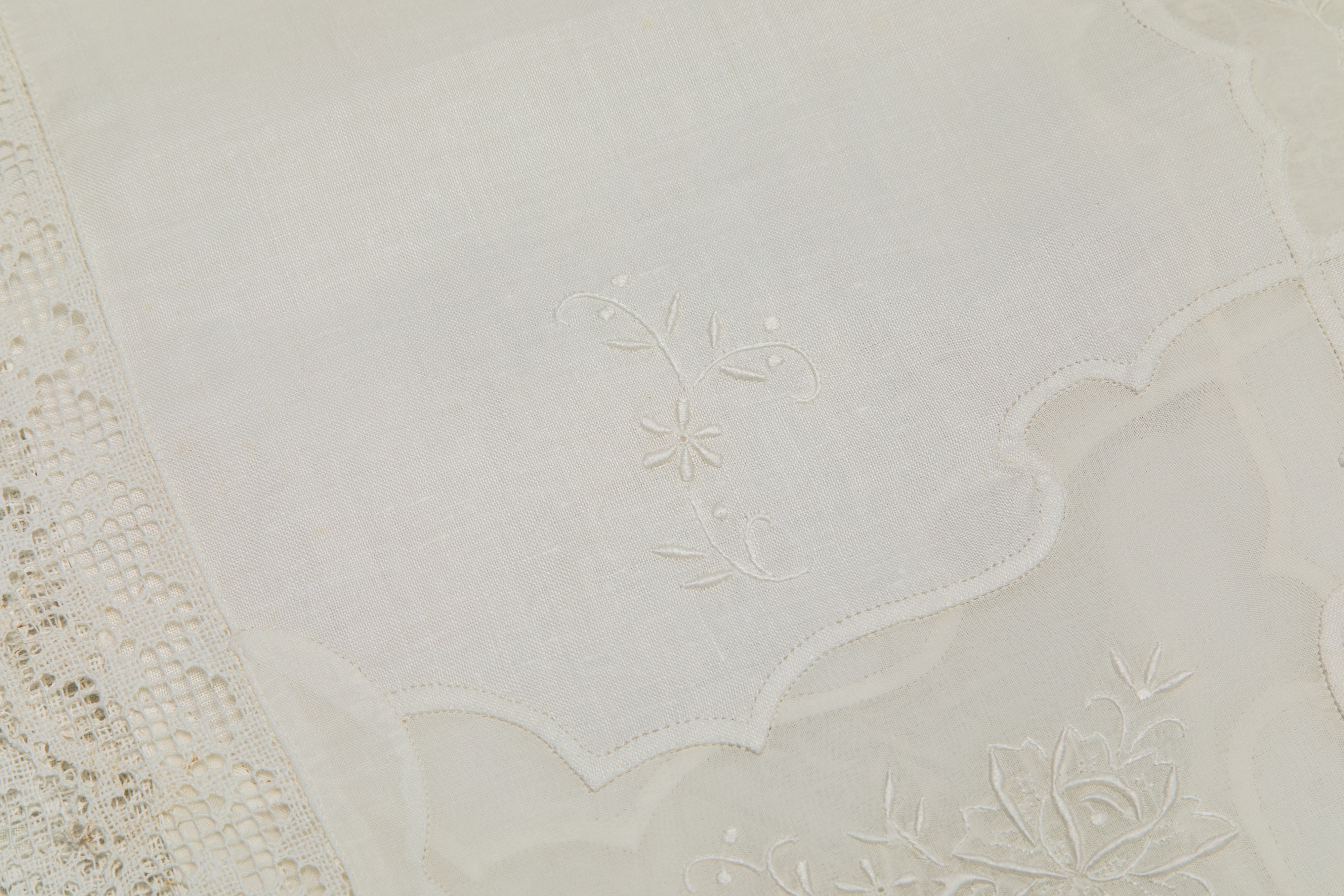 Tovaglia ricamata a fiori in intarsio con inserti in organdi trasparente e bordo in pizzo, con 12...