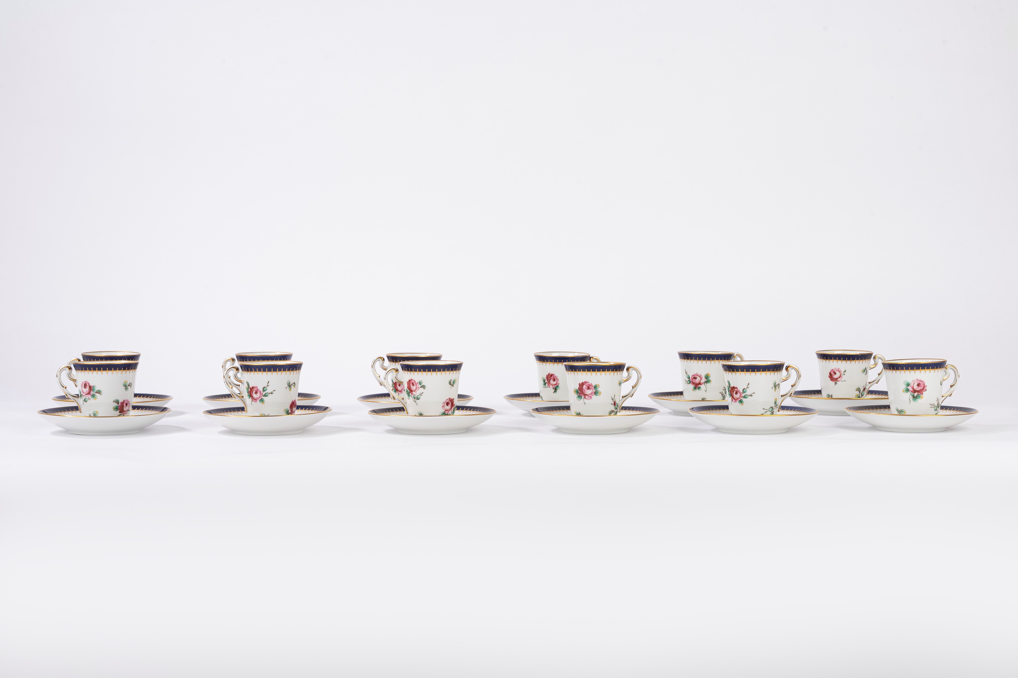 Richard Ginori, Tazzine da caffè con piattino (12 pezzi), decorazione a roselline