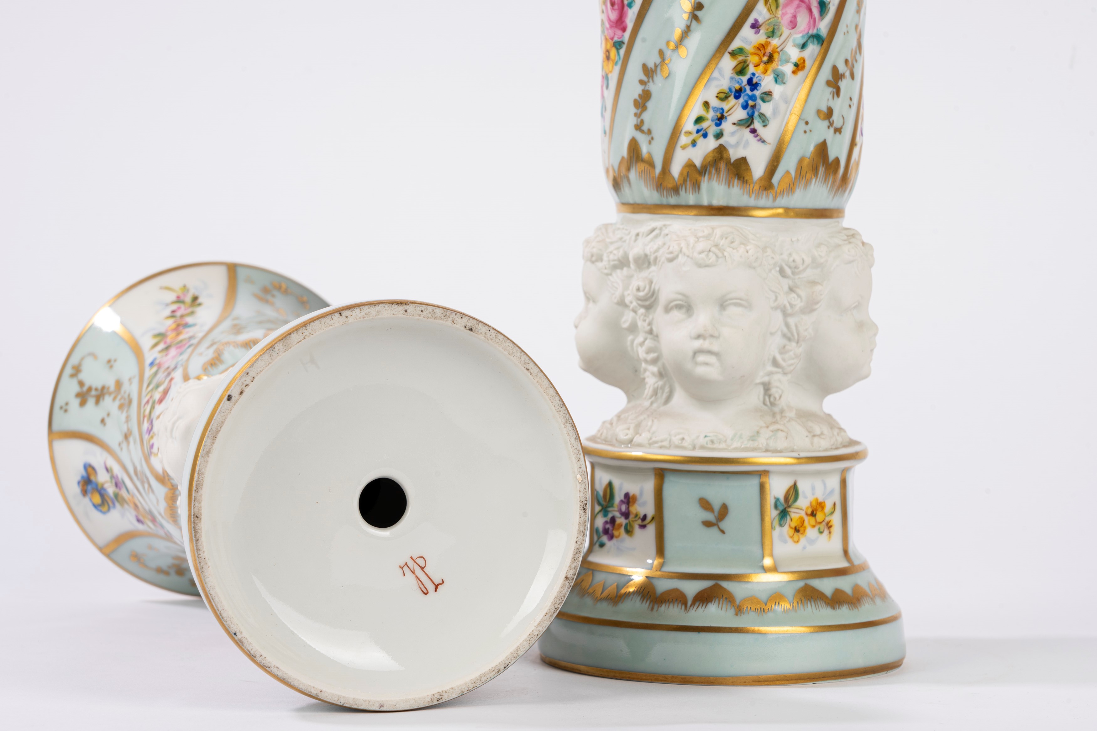 Coppia di vasi in porcellana con teste di putti in biscuit