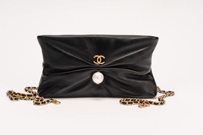 Pochette in pelle nera con tracolla a catena, dettagli in metallo dorato e perla fancy