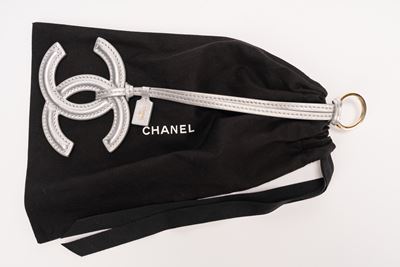 Charm logo, in pelle color argento con dettaglio in metallo dorato