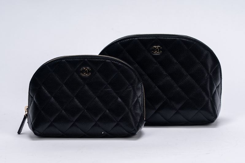 Chanel - Vanity case, in pelle caviar matelassé nera con dettagli in metallo (set di due)