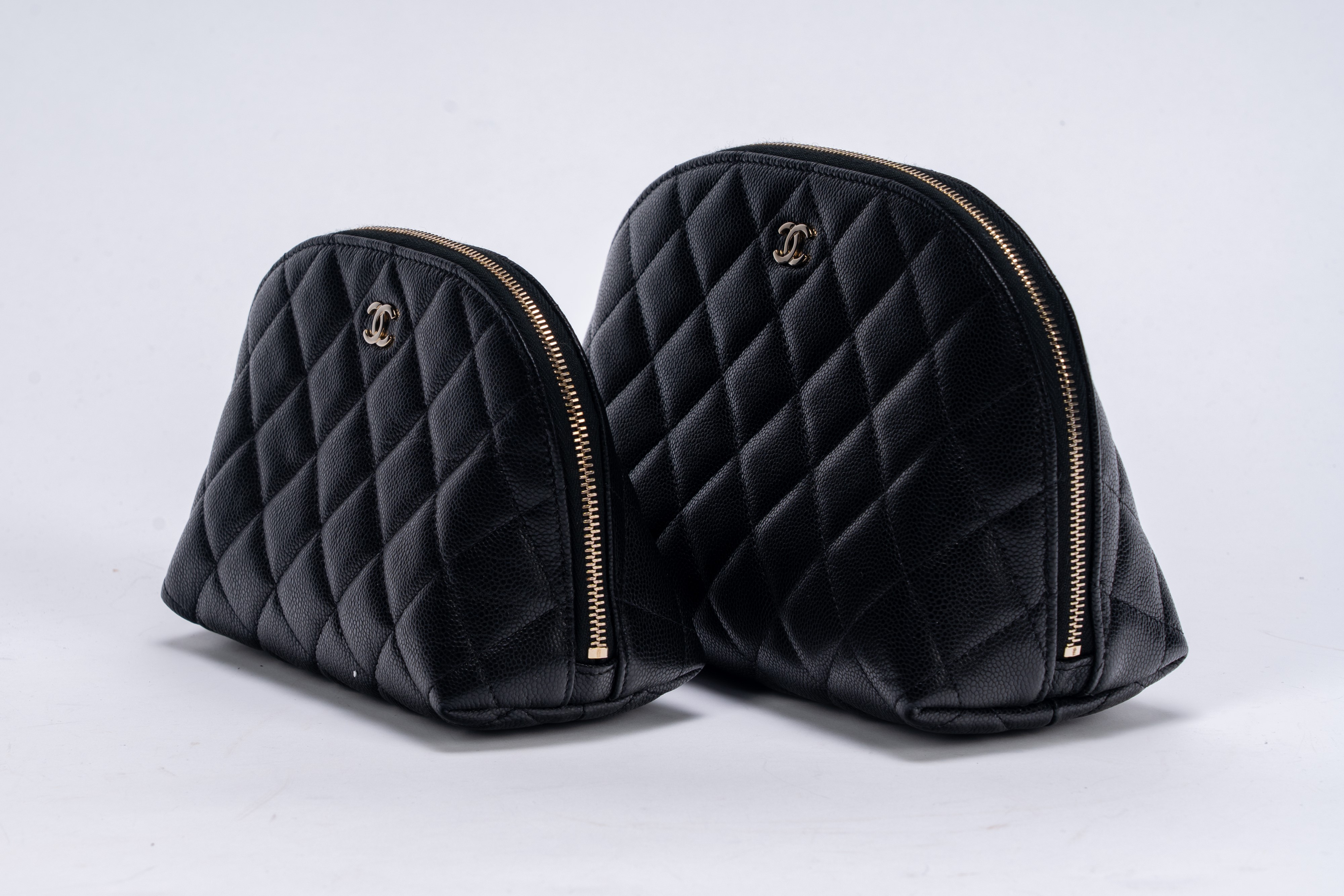 Chanel - Vanity case, in pelle caviar matelassé nera con dettagli in metallo (set di due)