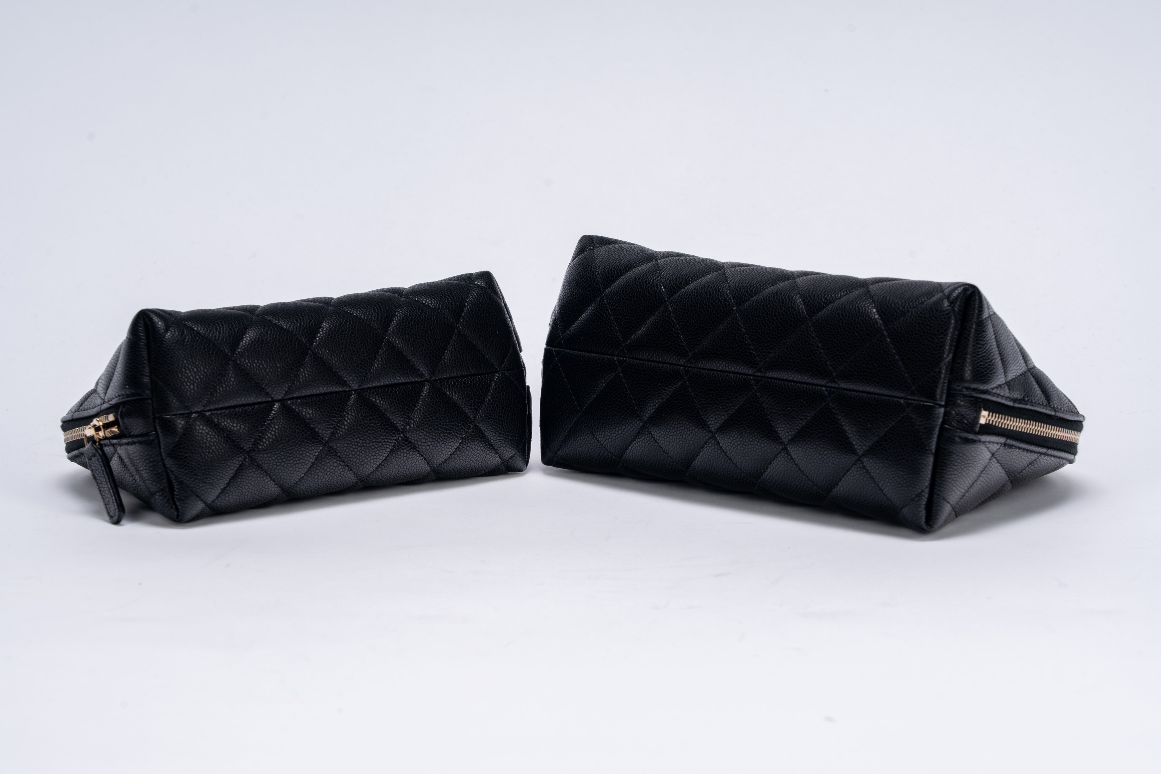 Chanel - Vanity case, in pelle caviar matelassé nera con dettagli in metallo (set di due)