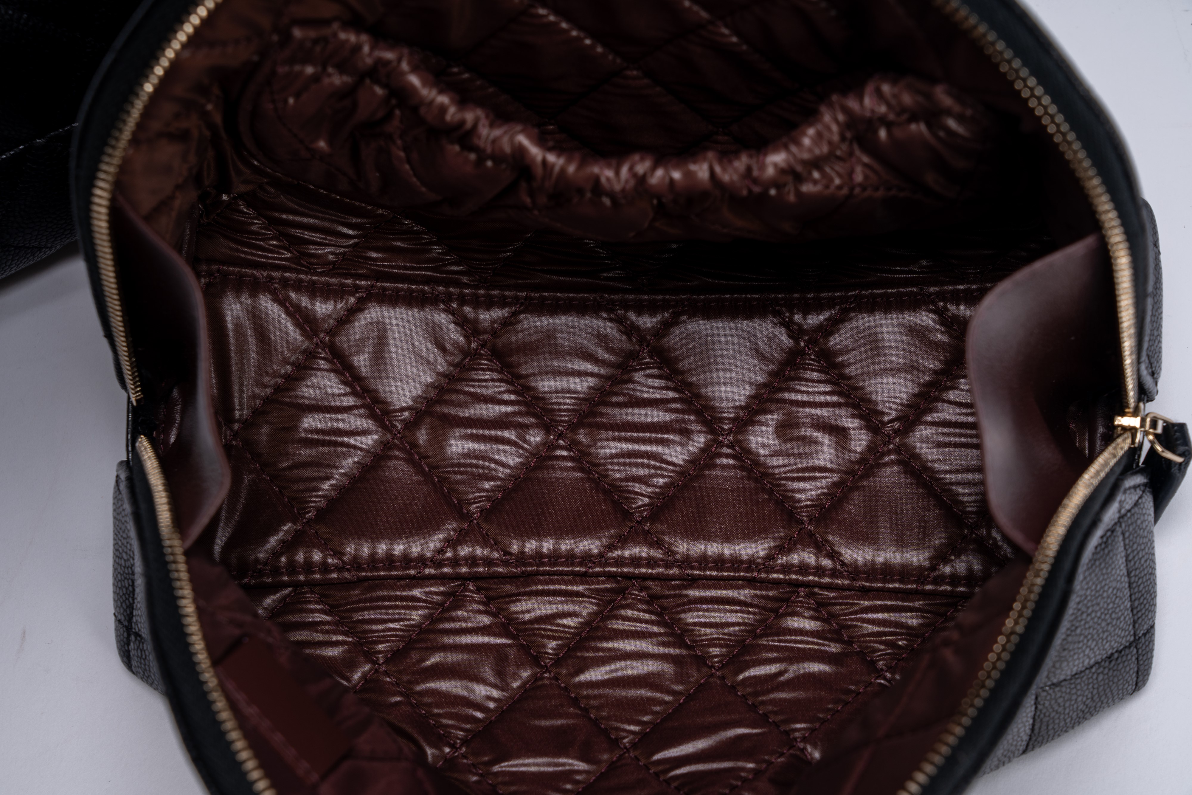 Chanel - Vanity case, in pelle caviar matelassé nera con dettagli in metallo (set di due)