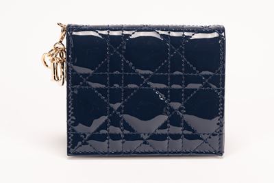 Portafogli Lady Dior in vernice blu con dettagli in metallo dorato