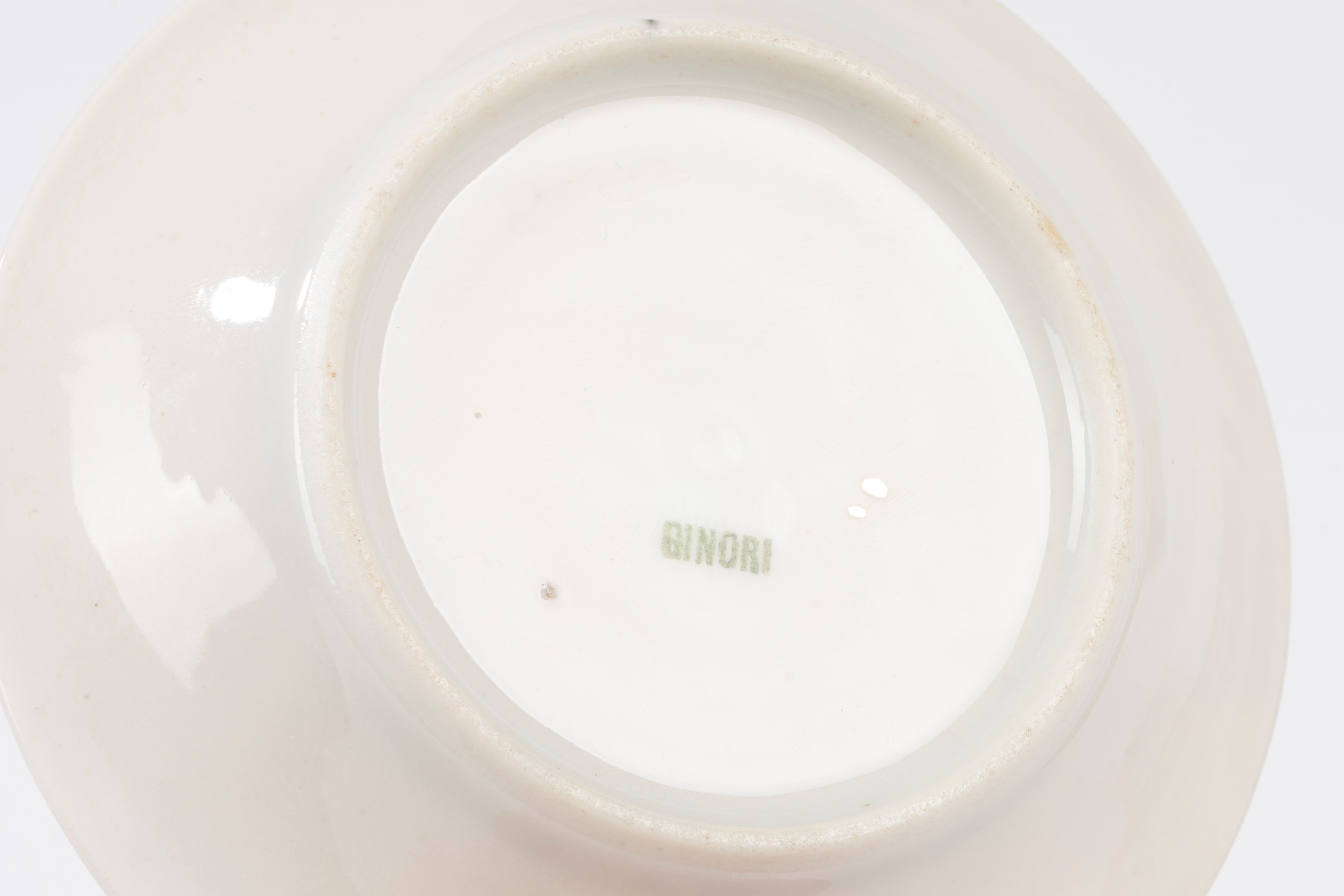 Ginori, Quattro tazzine da caffè in porcellana bianca con decoro in oro e piattino