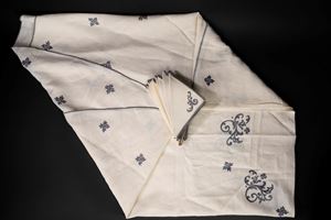 Circular cotton tablecloth with grey embroidery and 9 napkins