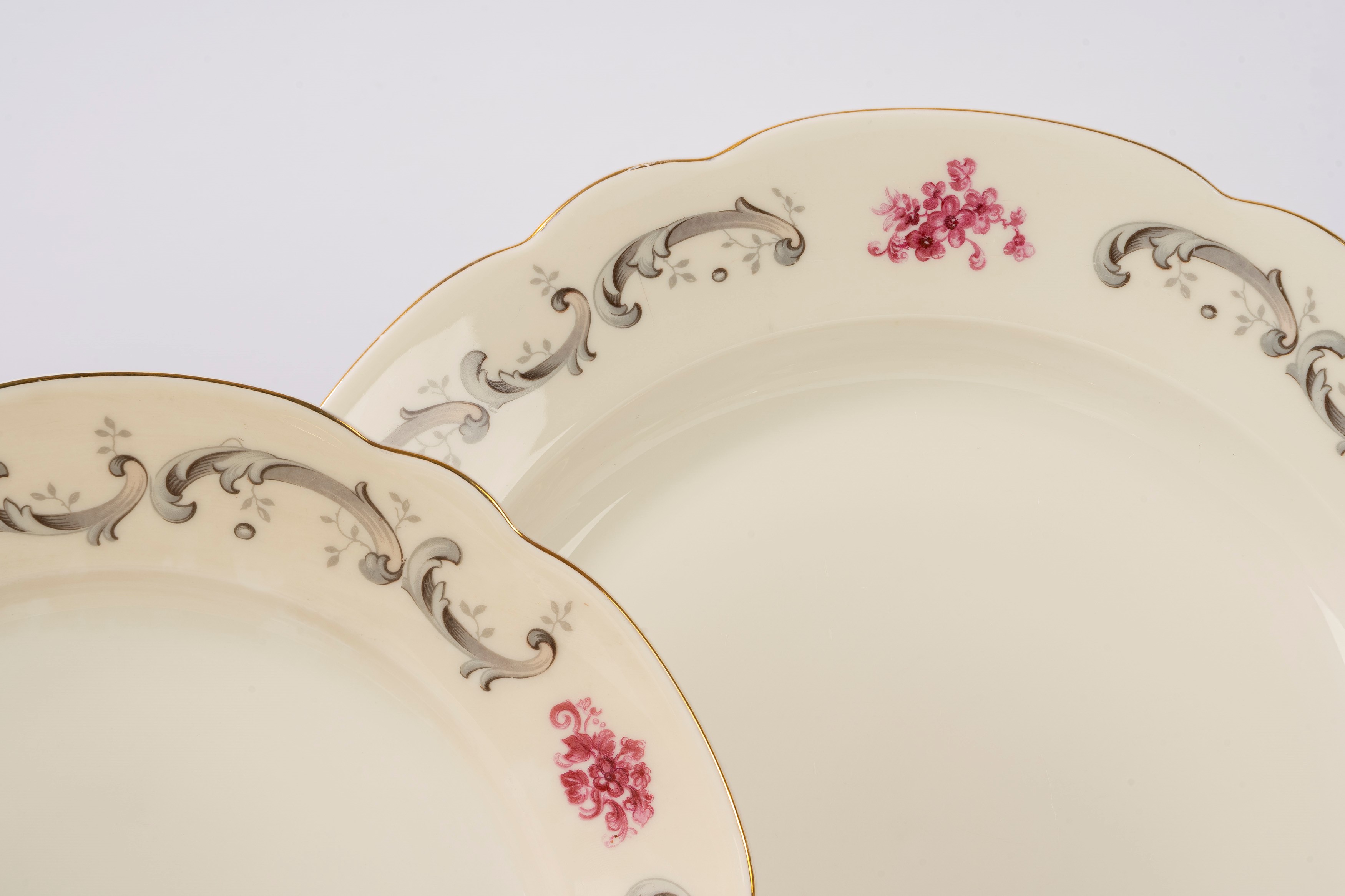 Servizio di porcellana bianca con decori grigi e rosa, Laveno Verbano