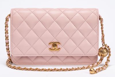 Borsa Wallet on Chain, pelle matelassé rosa, tracolla a catena