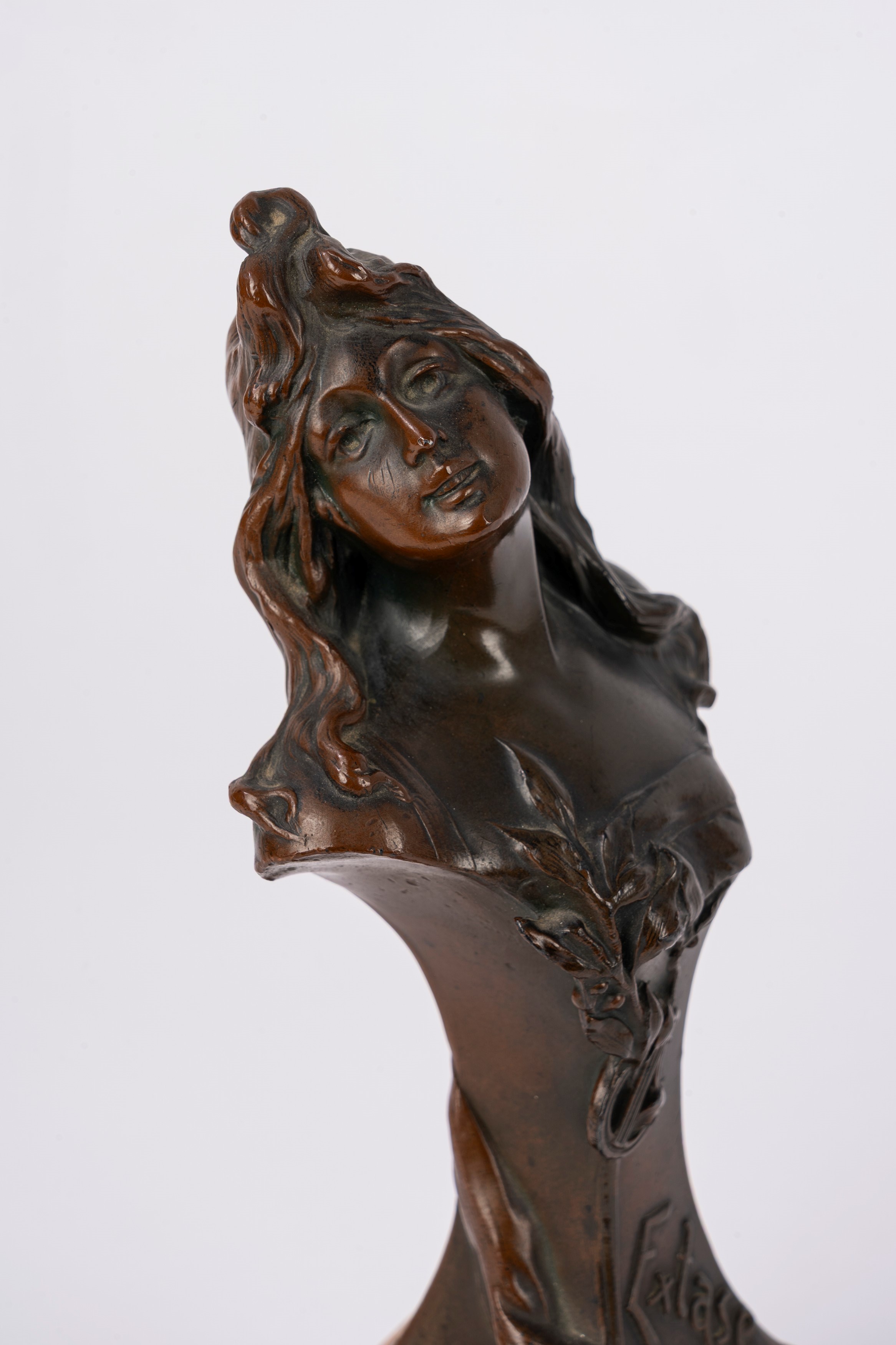 Scuola Francese, Fine XIX - Inizi XX Secolo - Scultura in bronzo su base in onice, Extase