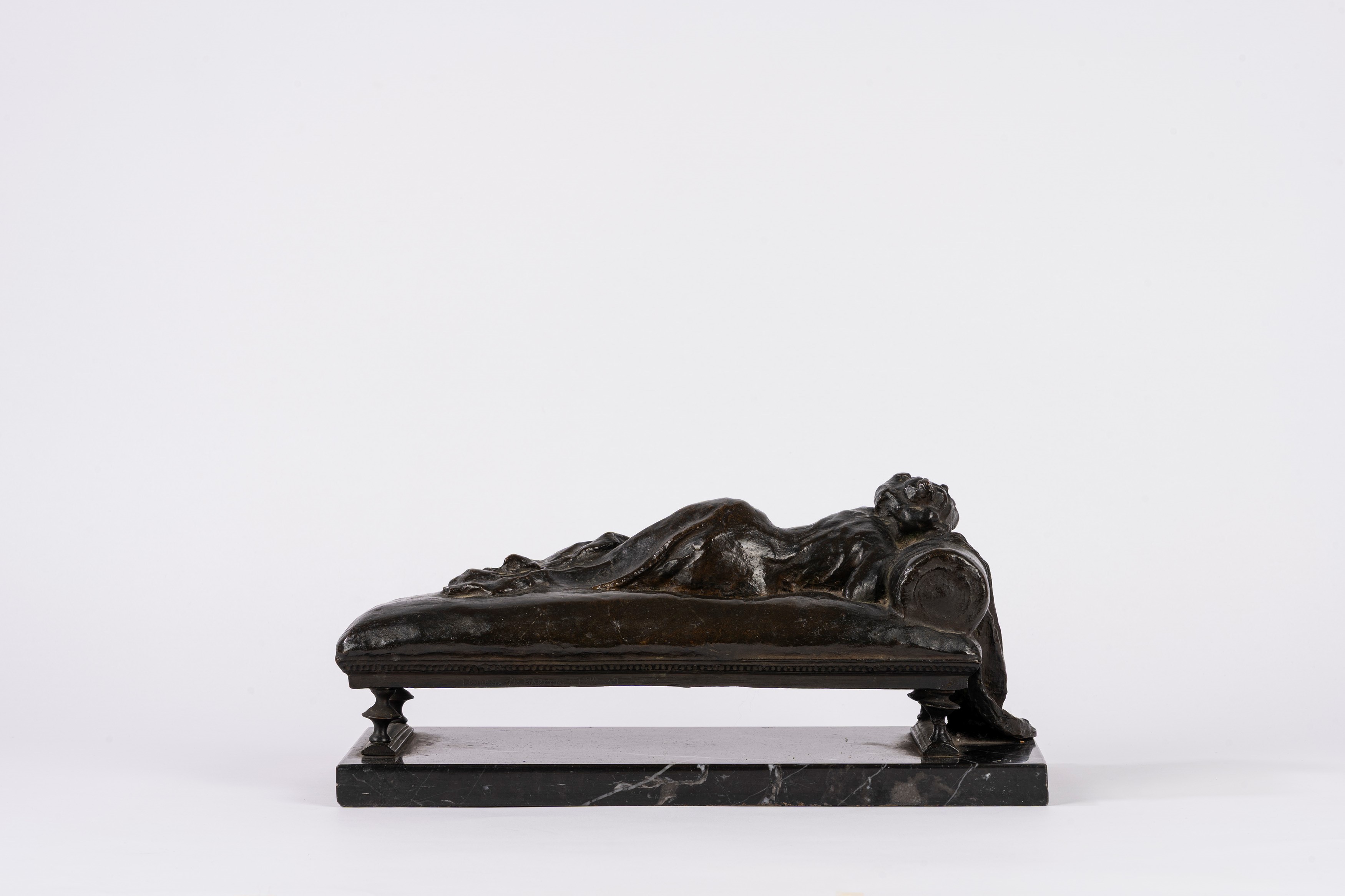 Torquato Tamagnini - La dormiente (scultura in bronzo su base in marmo nero)