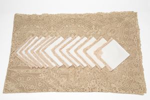 Richly decorated rectangular tablecloth with floral motifs in linen and lace with twelve matching napkins