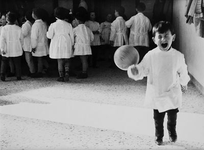 Bambino gioca a palla dalla serie "Piccolo Mondo"