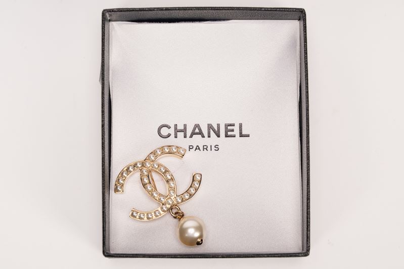 Chanel - Spilla con pendente in metallo dorato e perle fancy