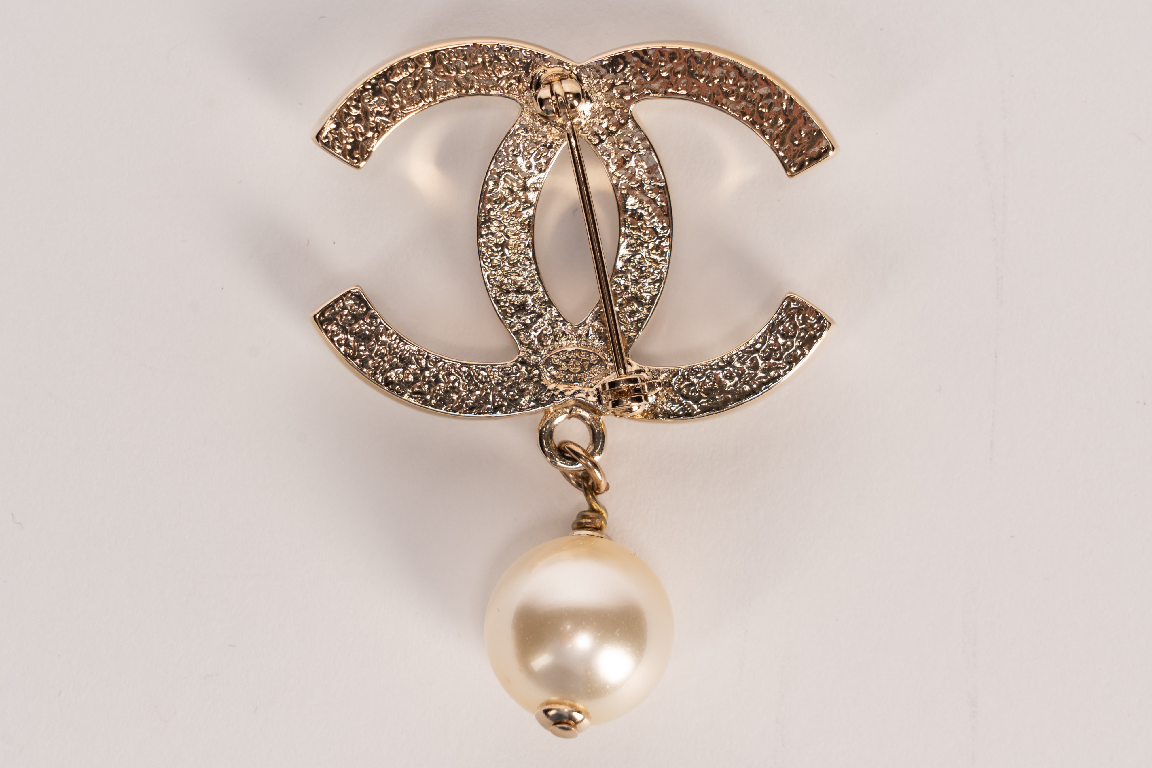 Chanel - Spilla con pendente in metallo dorato e perle fancy