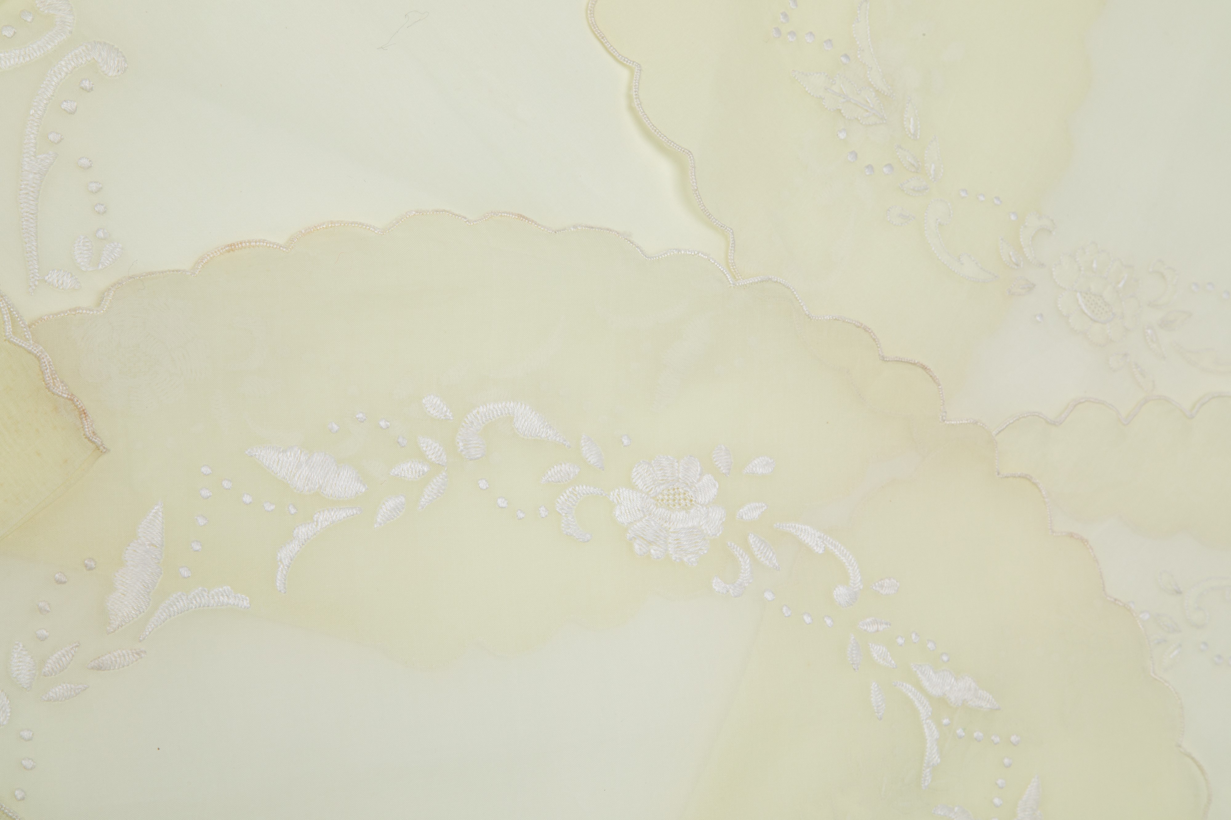 Servizio all'americana in organza ricamata a mano, sei sottopiatti e sei tovaglioli coordinati