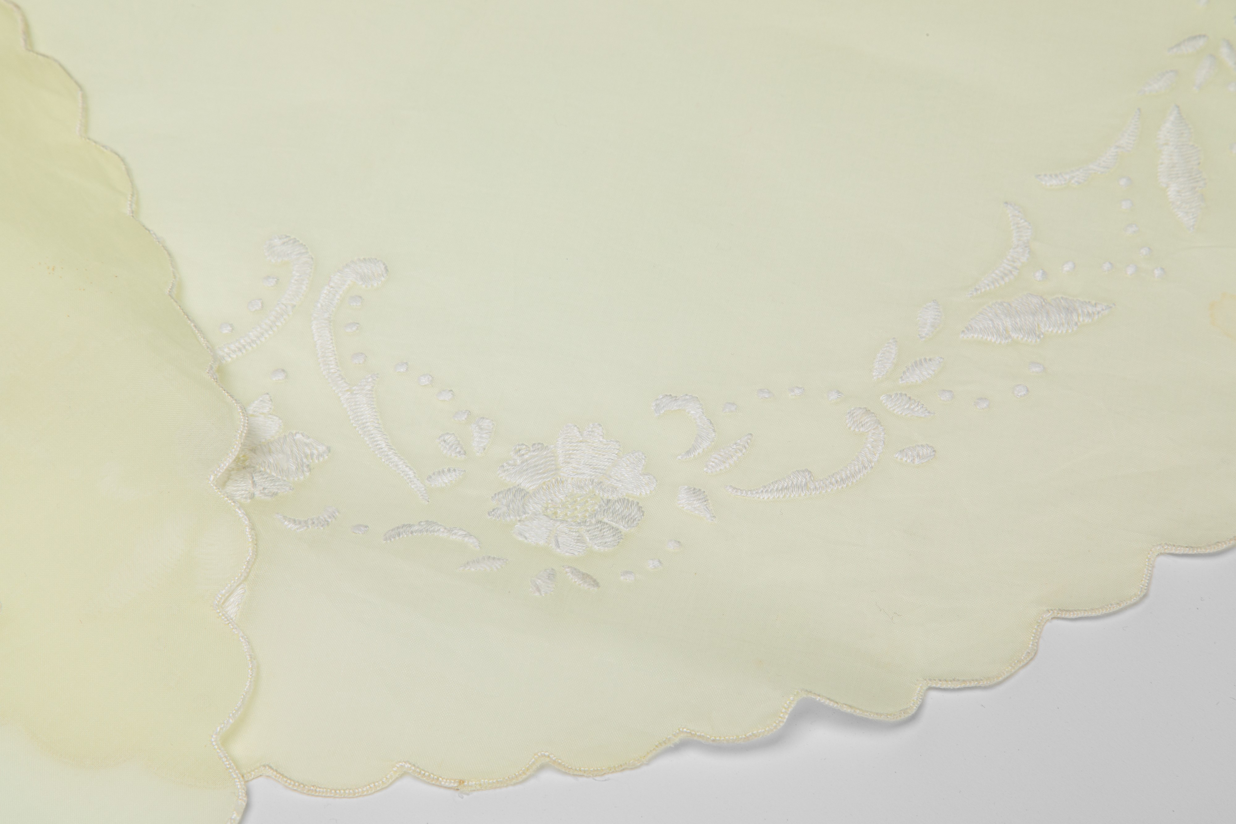 Servizio all'americana in organza ricamata a mano, sei sottopiatti e sei tovaglioli coordinati