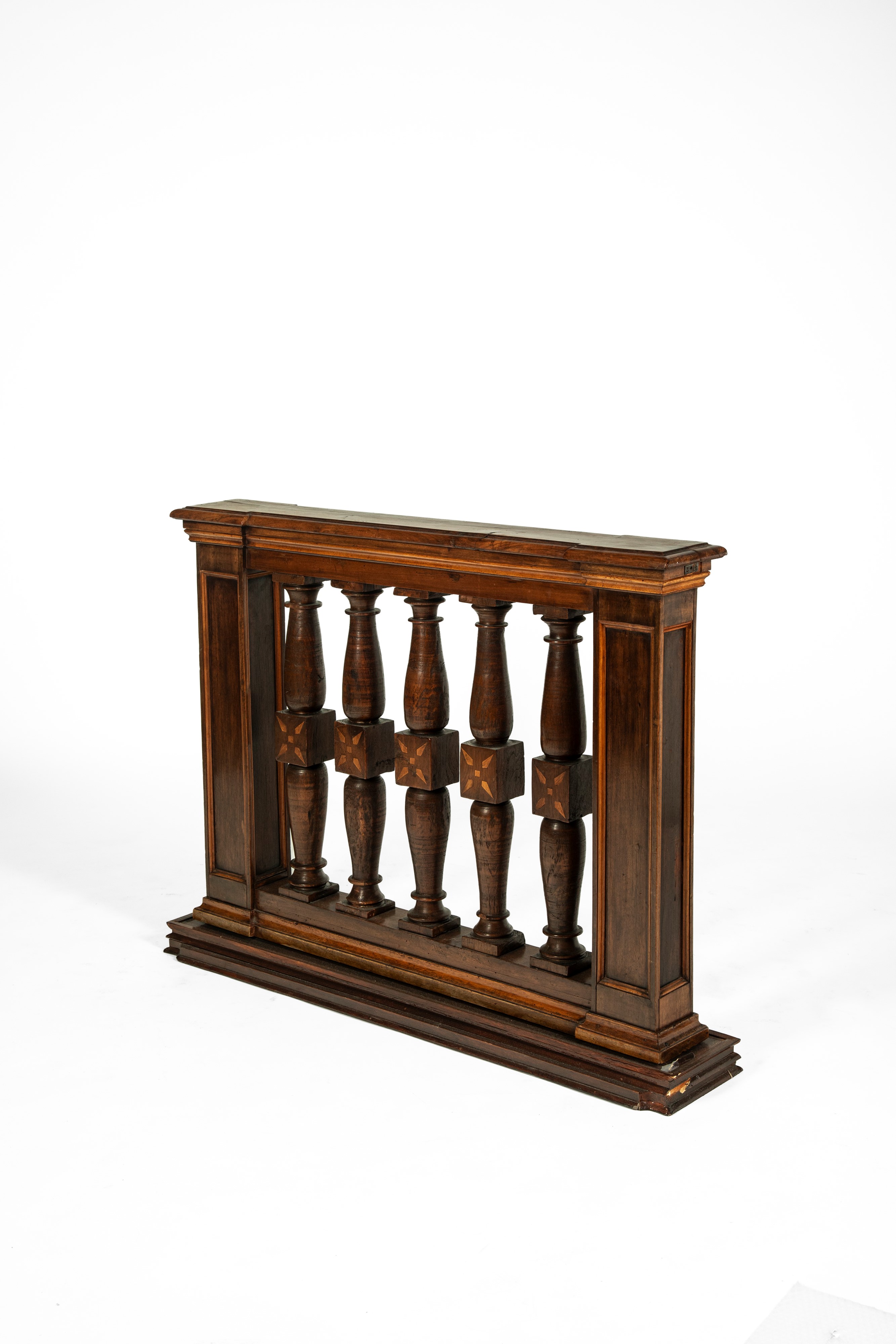 Balaustra in legno scolpito e intarsiato, Secolo XIX