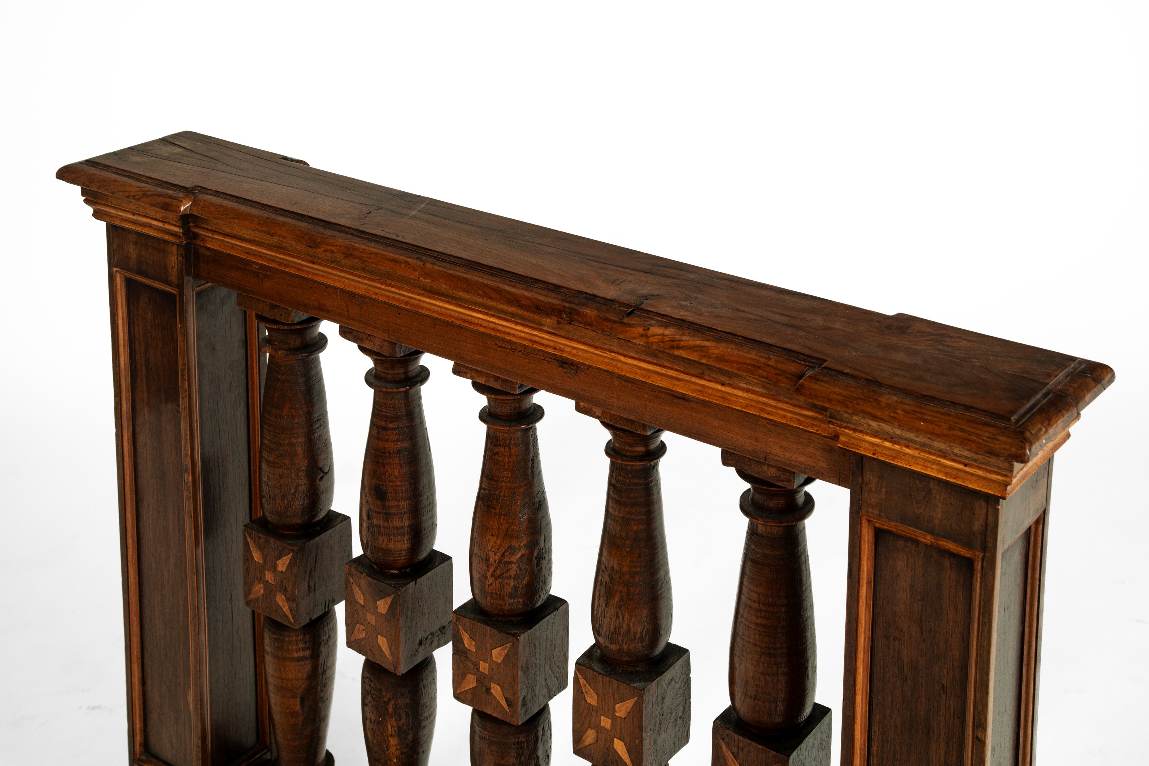 Balaustra in legno scolpito e intarsiato, Secolo XIX