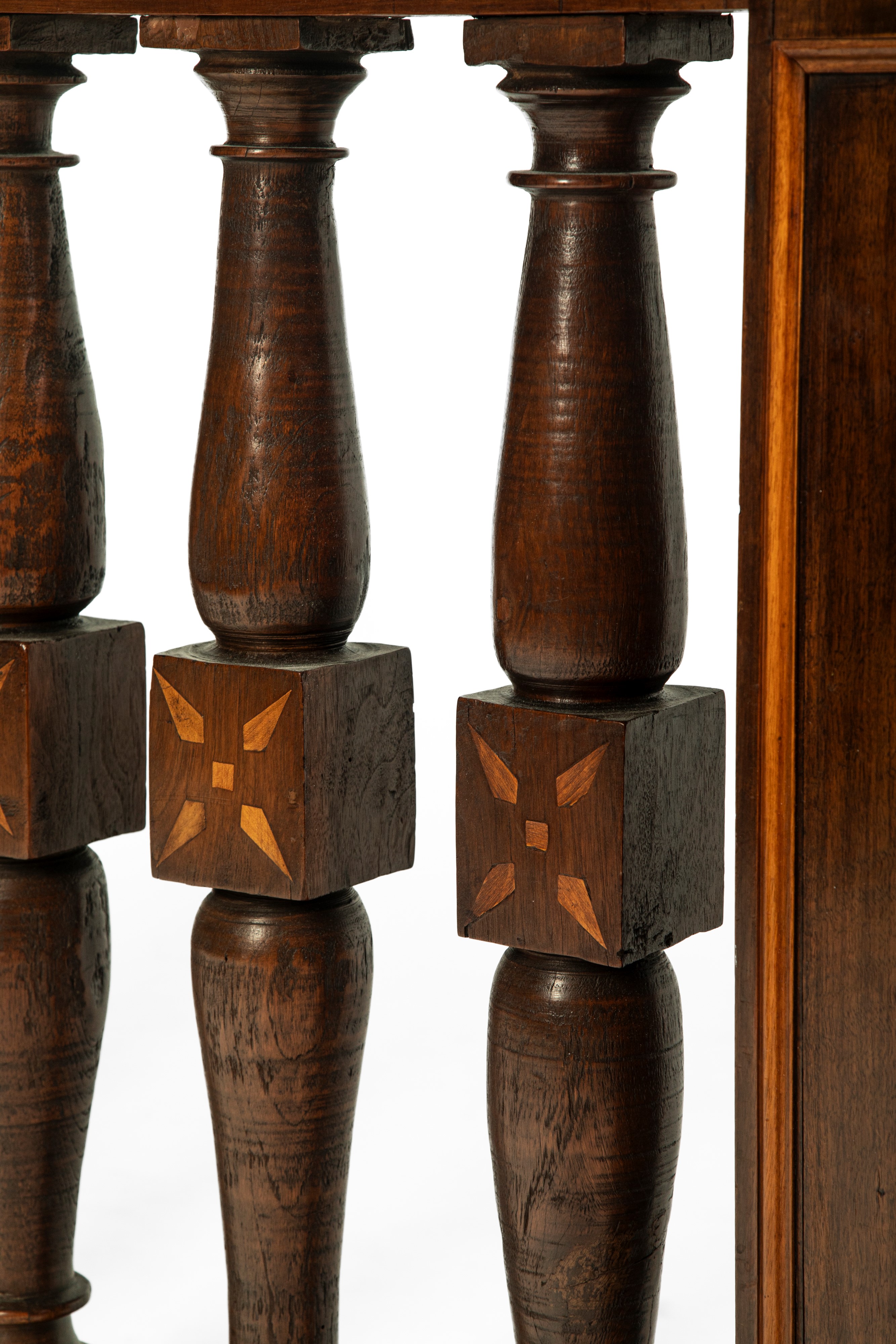Balaustra in legno scolpito e intarsiato, Secolo XIX