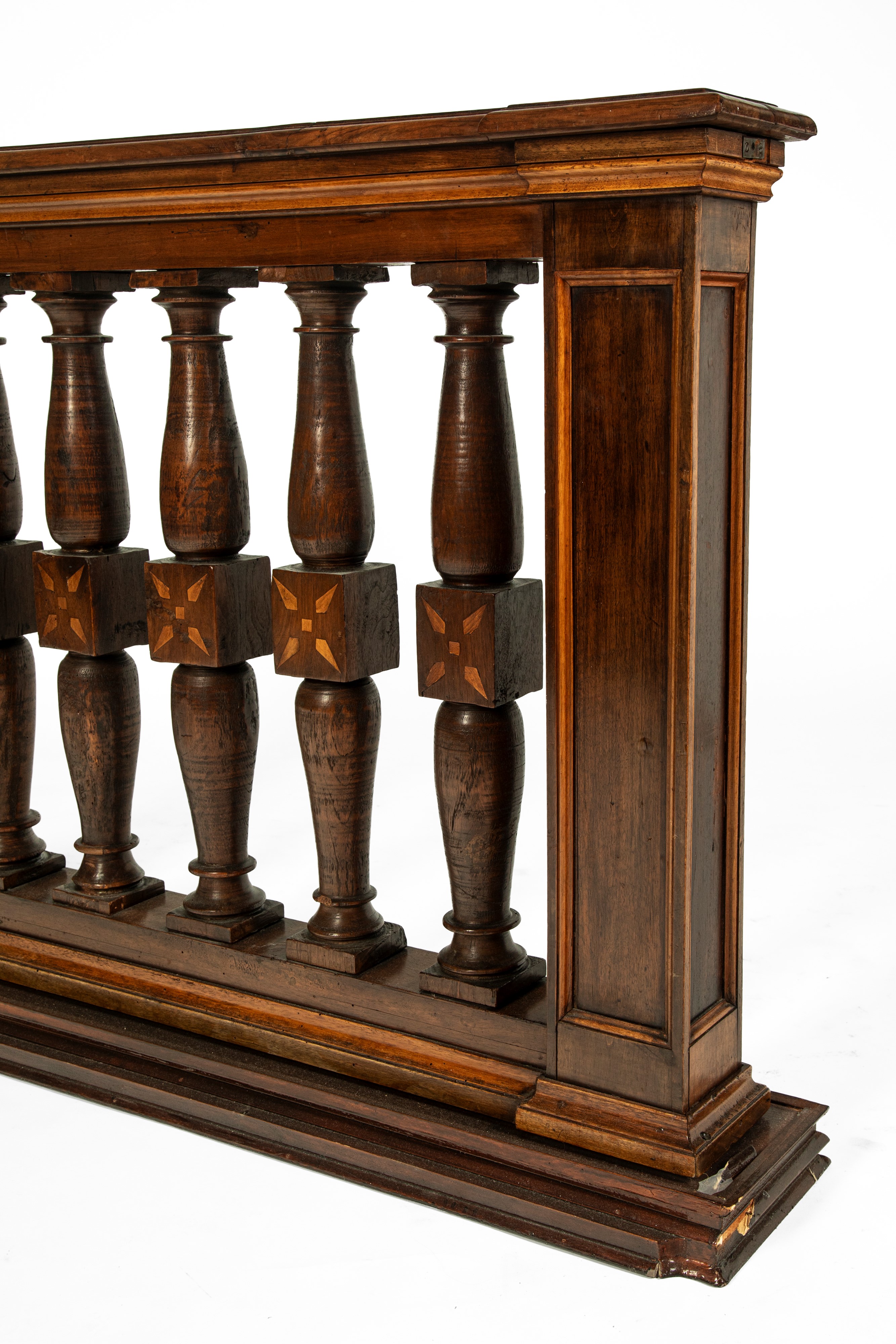 Balaustra in legno scolpito e intarsiato, Secolo XIX