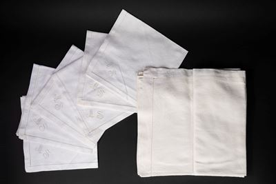 Tovaglia quadrata in cotone di Fiandra con sei tovaglioli ricamati con iniziali M S