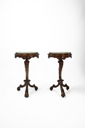 Coppia di gueridon in noce intagliato con piano sagomato in marmo grigio. Venezia, secolo XVIII