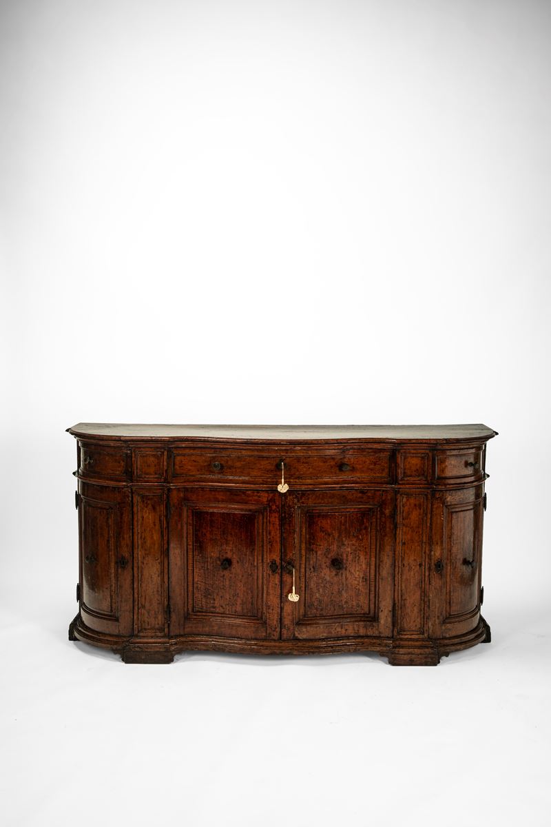 CREDENZA IN MASSELLO DI NOCE, Veneto, prima metà del XVIII secolo