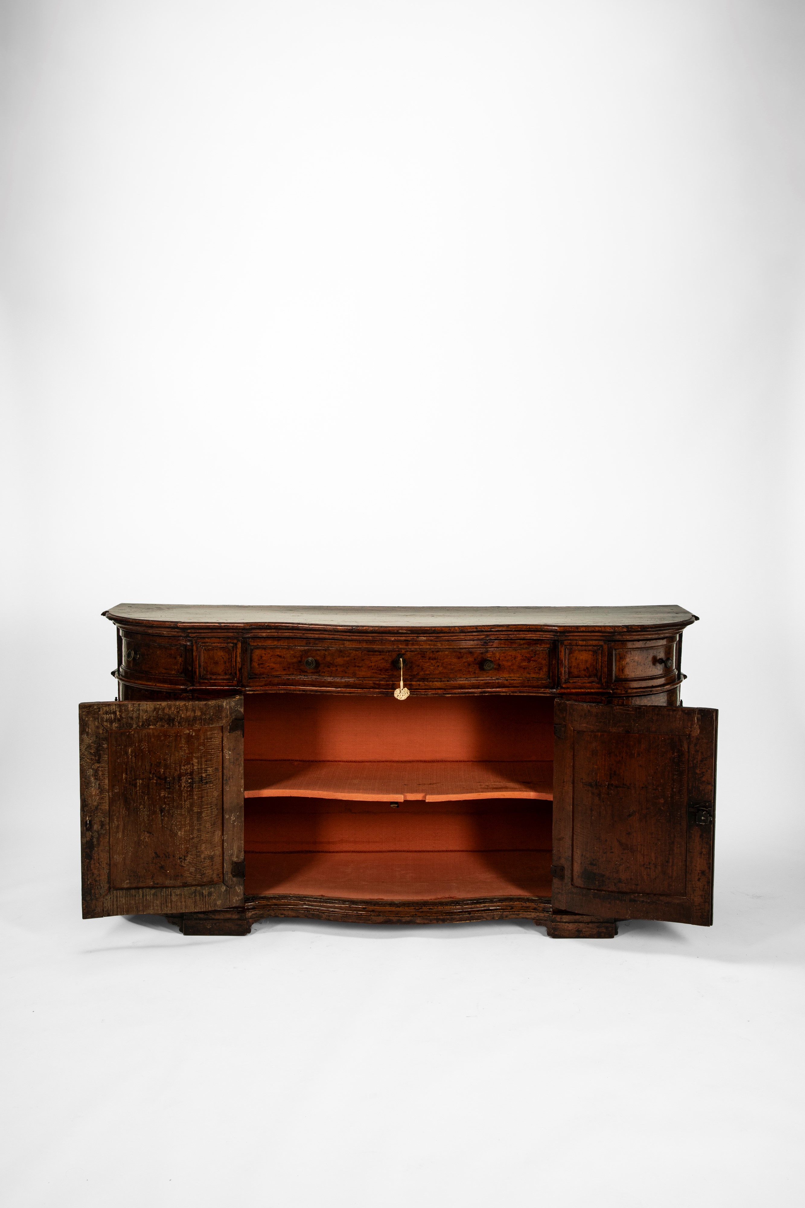 CREDENZA IN MASSELLO DI NOCE, Veneto, prima metà del XVIII secolo
