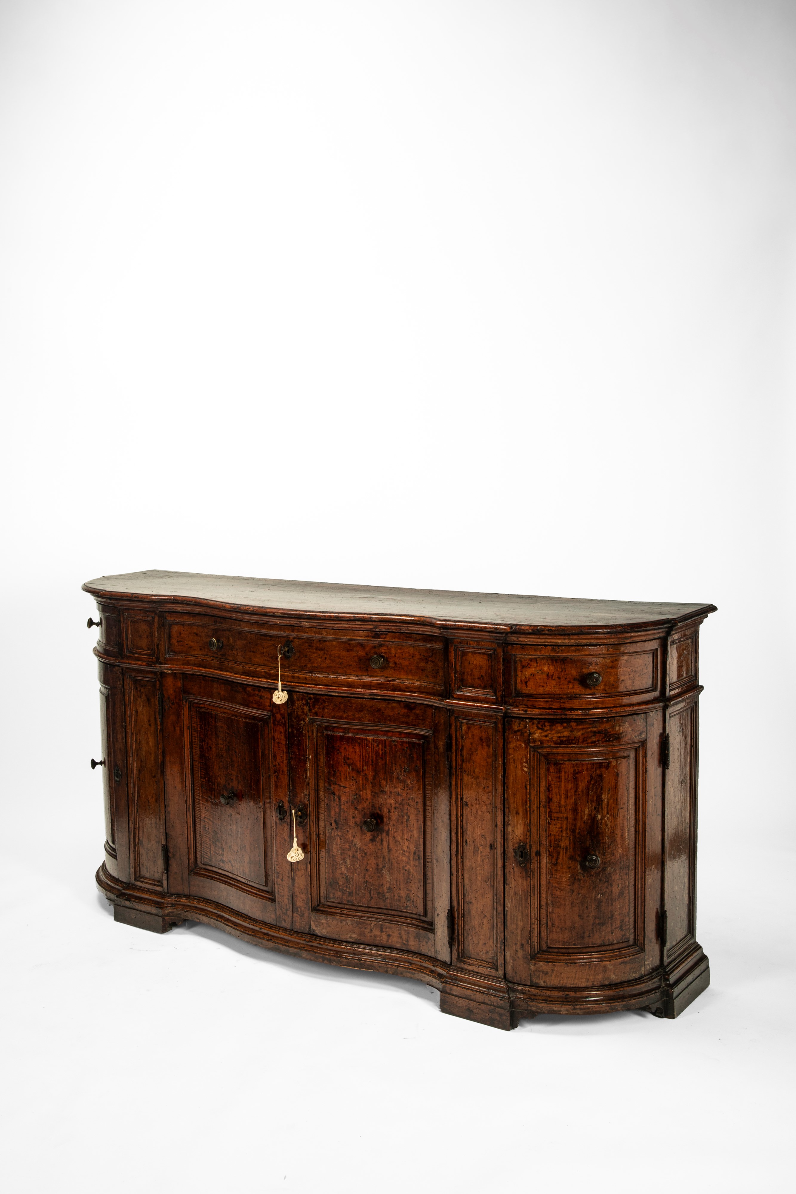 CREDENZA IN MASSELLO DI NOCE, Veneto, prima metà del XVIII secolo