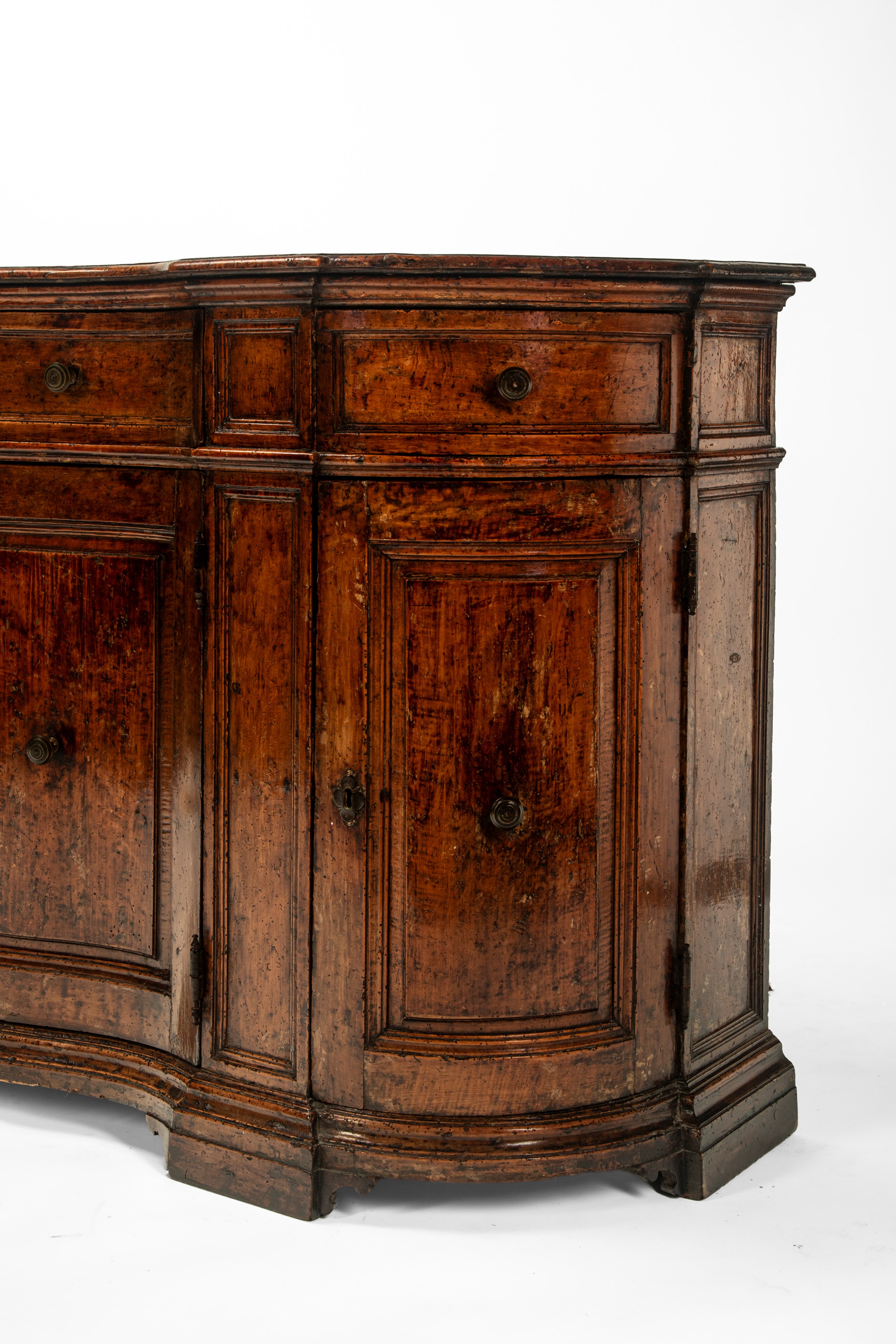 CREDENZA IN MASSELLO DI NOCE, Veneto, prima metà del XVIII secolo