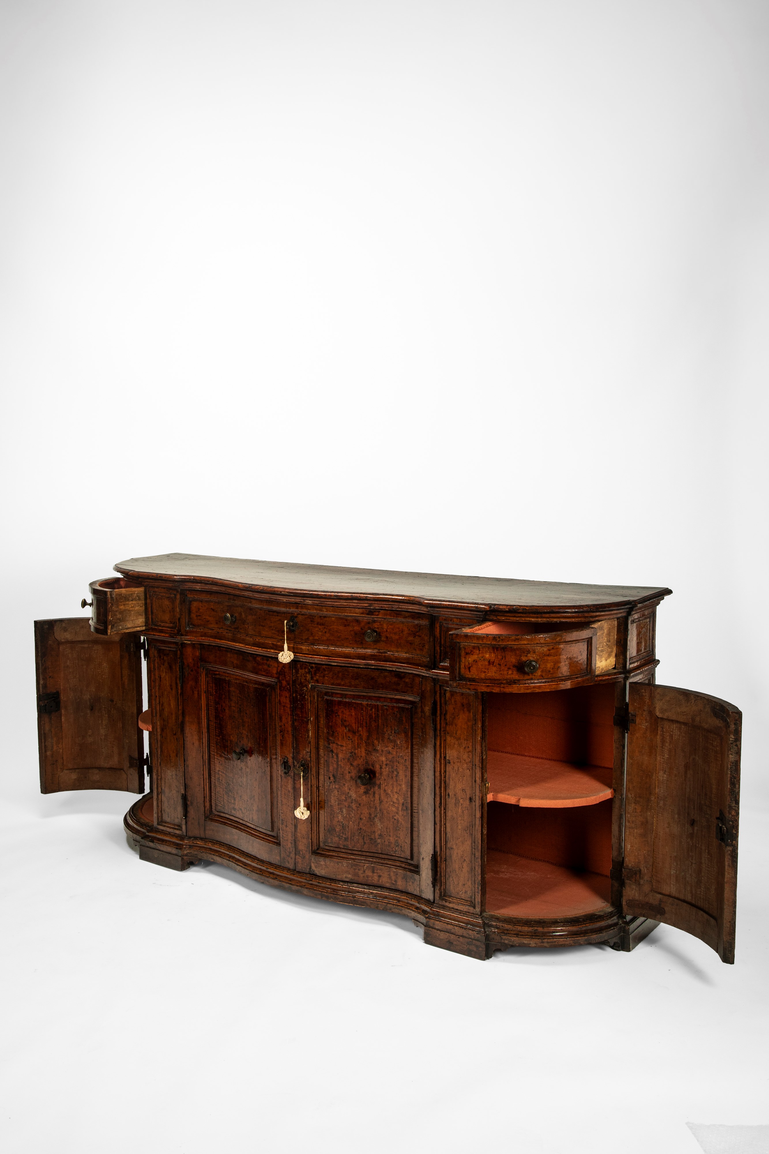 CREDENZA IN MASSELLO DI NOCE, Veneto, prima metà del XVIII secolo