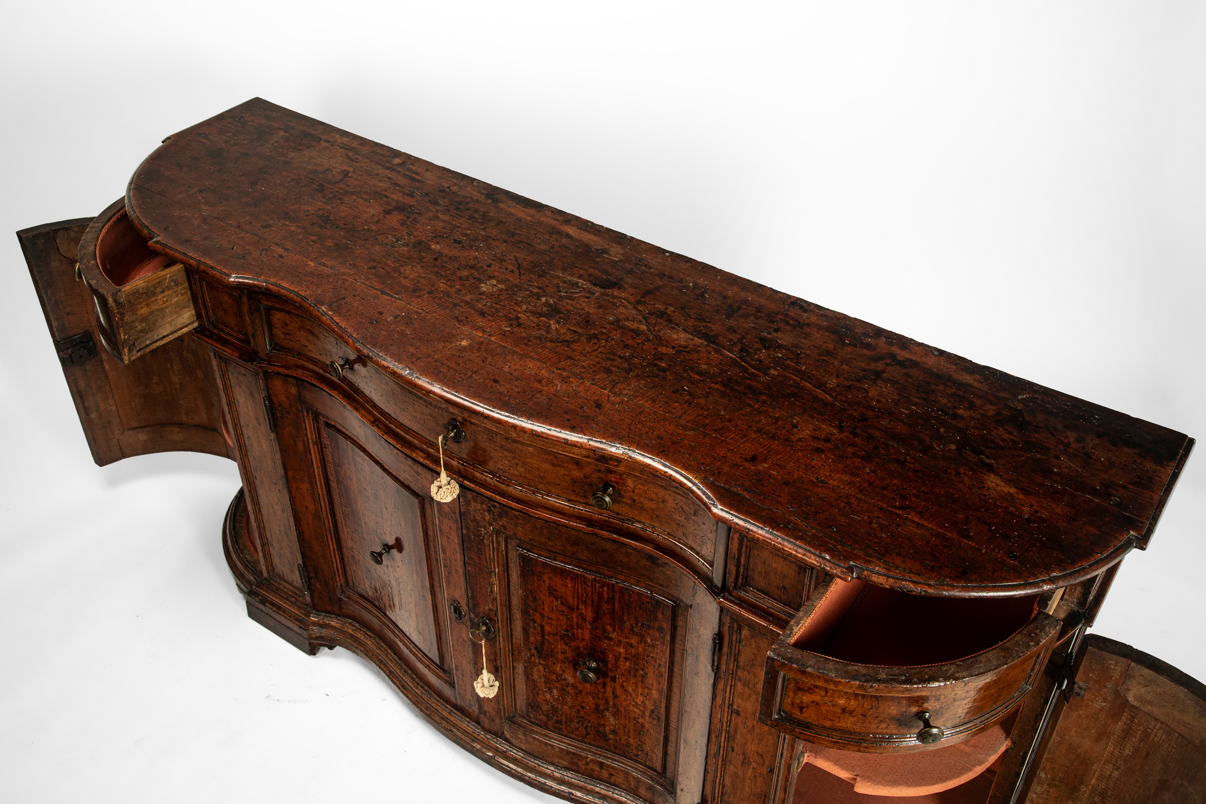 CREDENZA IN MASSELLO DI NOCE, Veneto, prima metà del XVIII secolo
