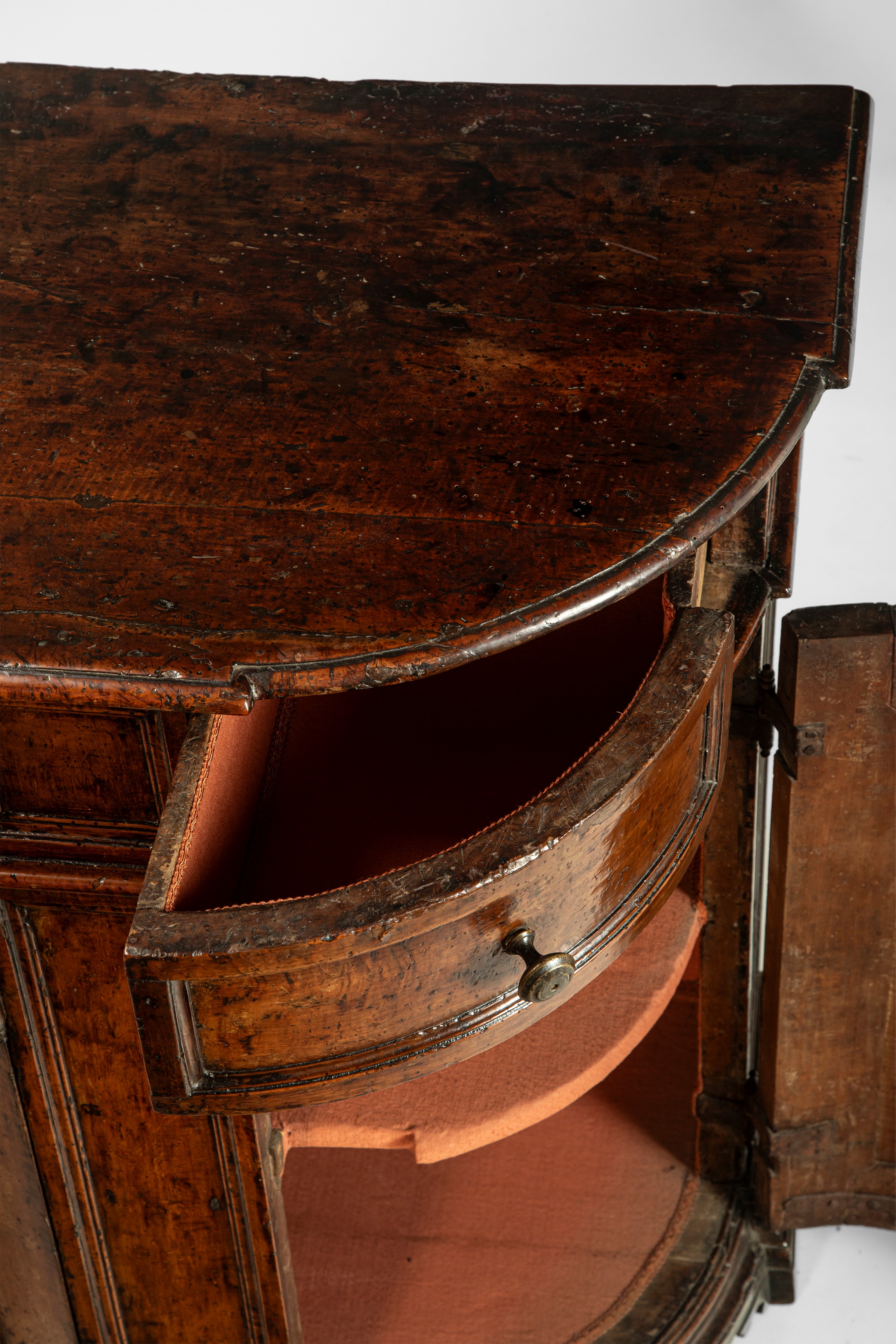 CREDENZA IN MASSELLO DI NOCE, Veneto, prima metà del XVIII secolo