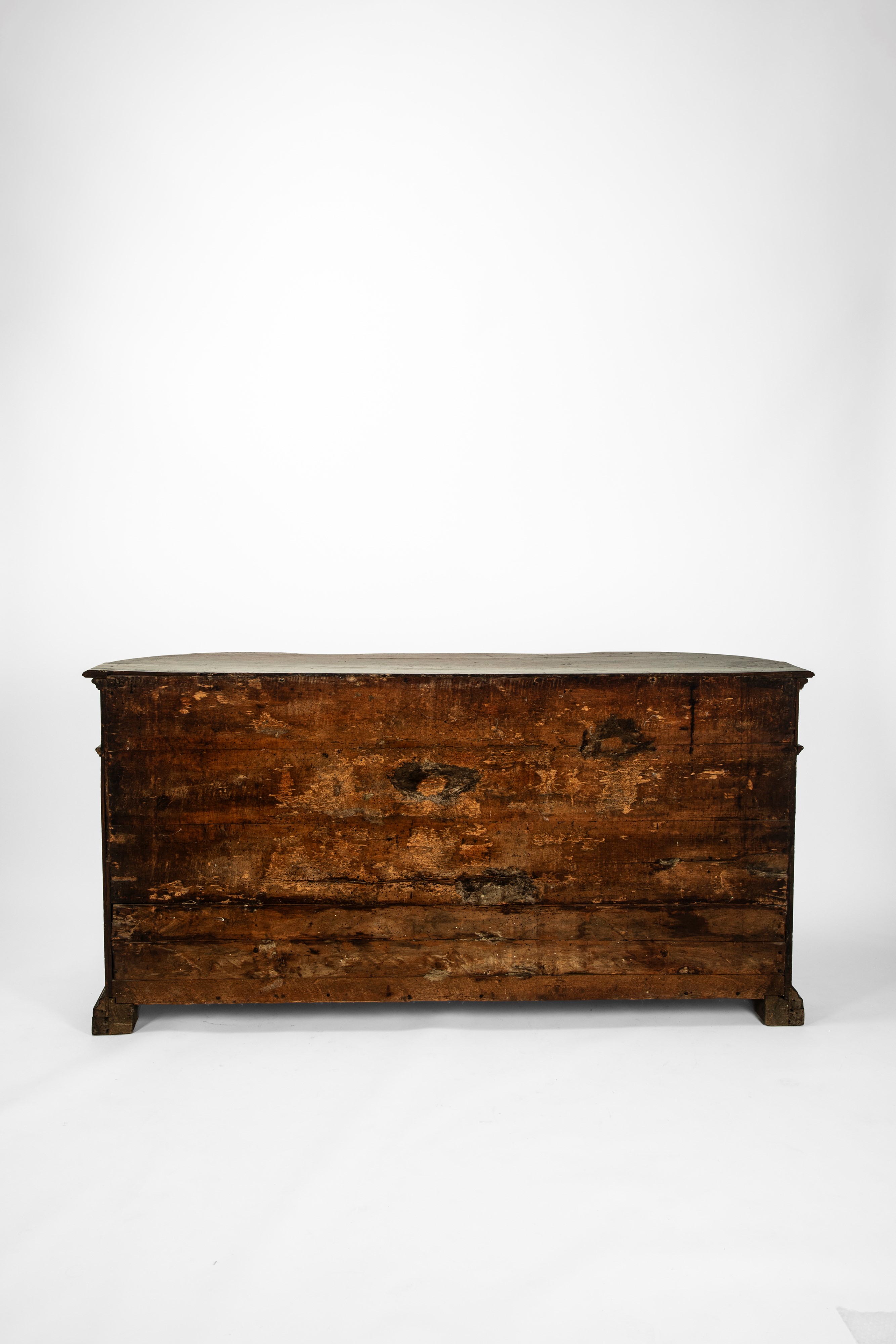 CREDENZA IN MASSELLO DI NOCE, Veneto, prima metà del XVIII secolo