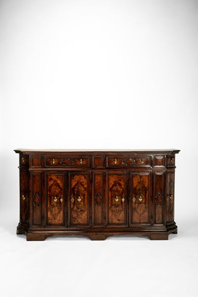 Credenza in noce con fianchi mossi, Venezia, fine XVIII secolo