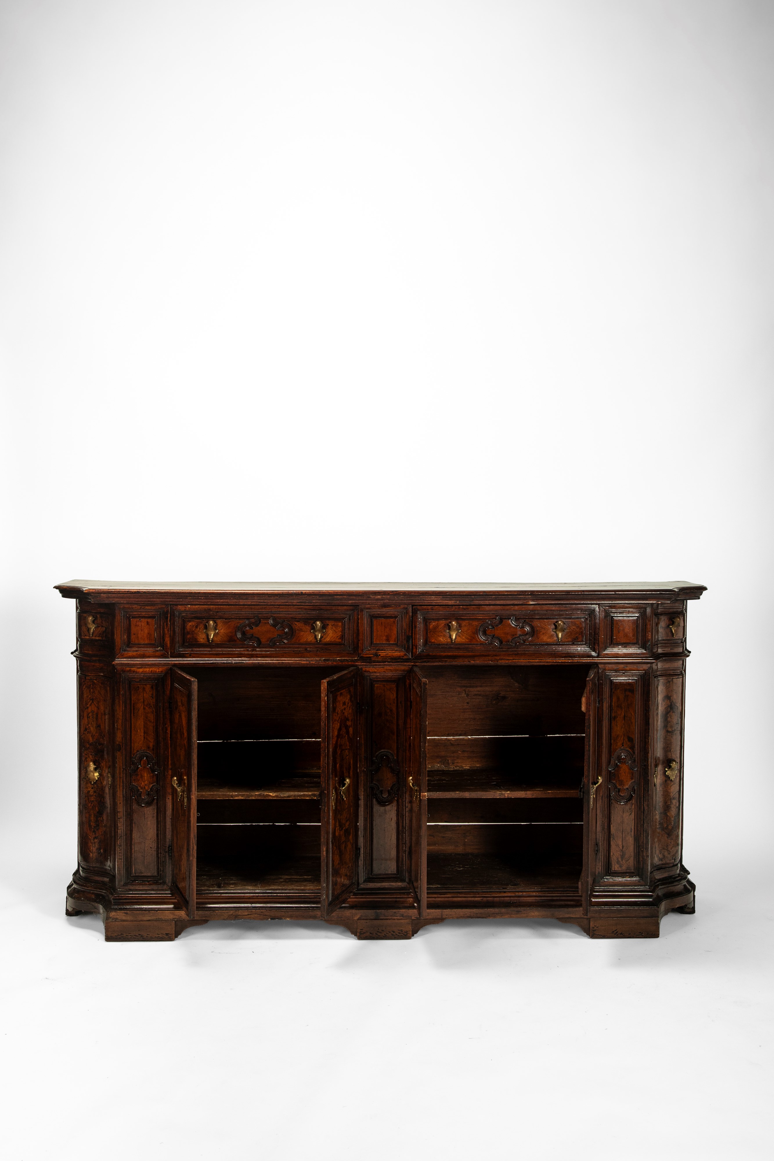 Credenza veneta, Venezia, fine secolo XVIII, in noce con fianchi mossi