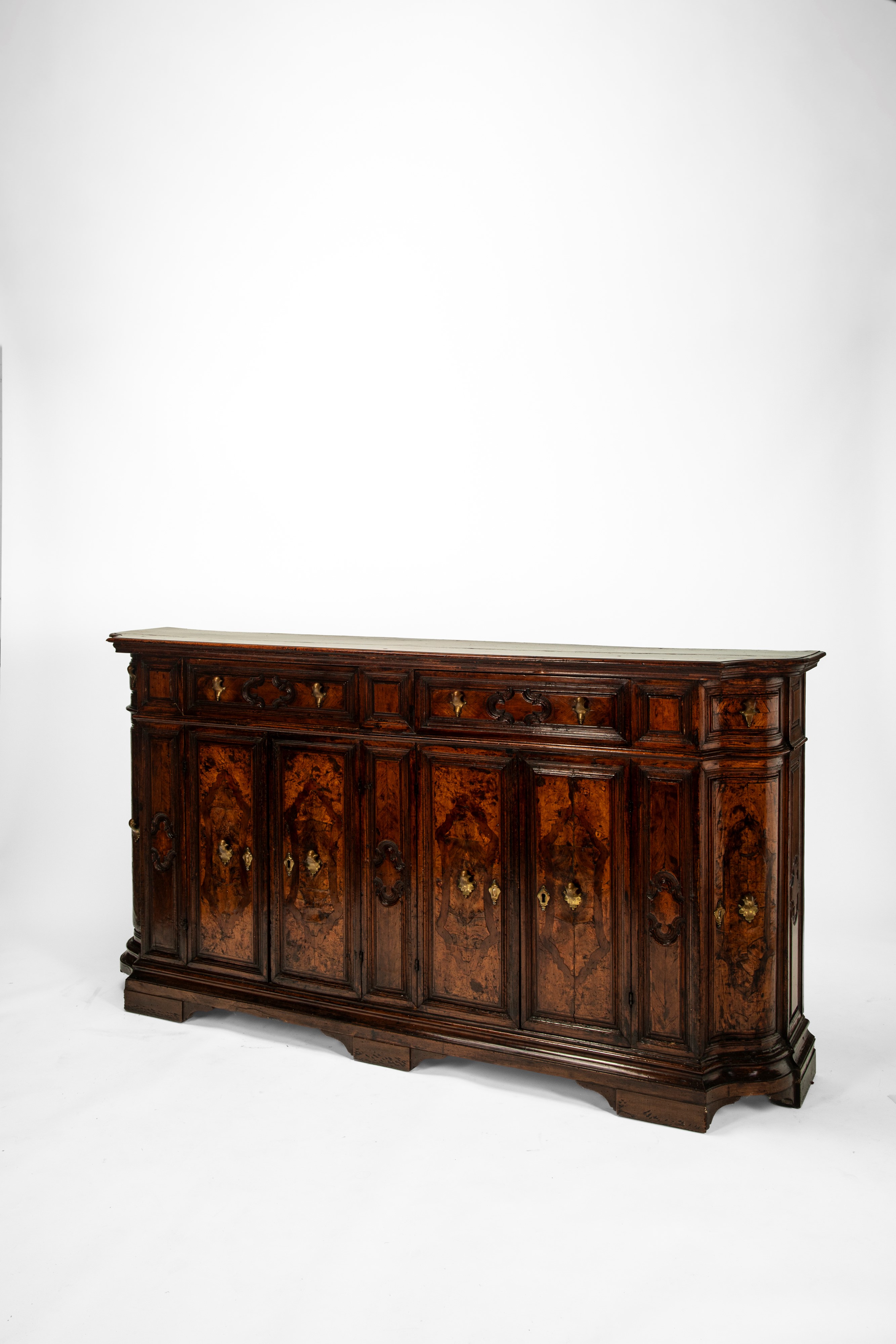 Credenza veneta, Venezia, fine secolo XVIII, in noce con fianchi mossi