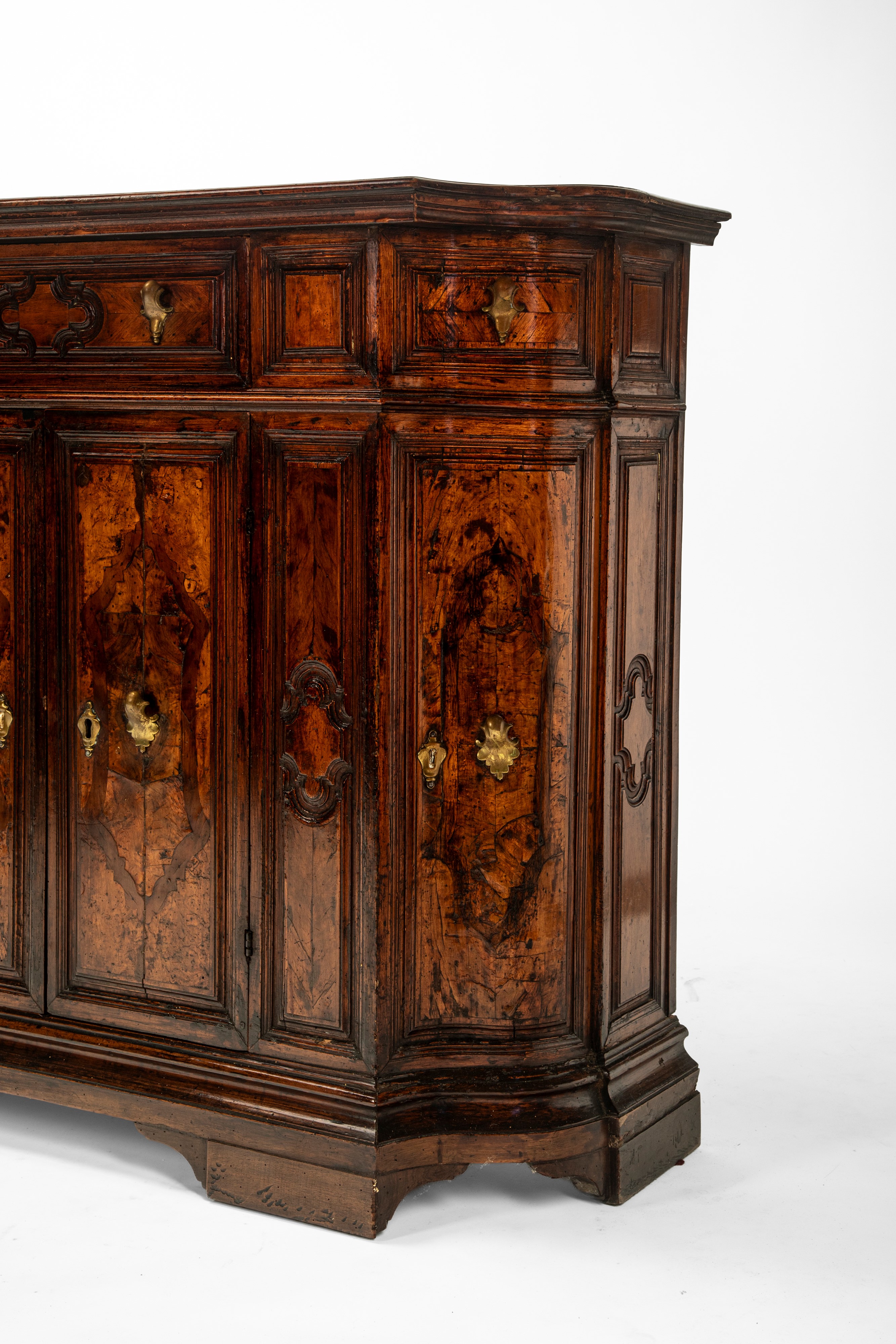 Credenza veneta, Venezia, fine secolo XVIII, in noce con fianchi mossi