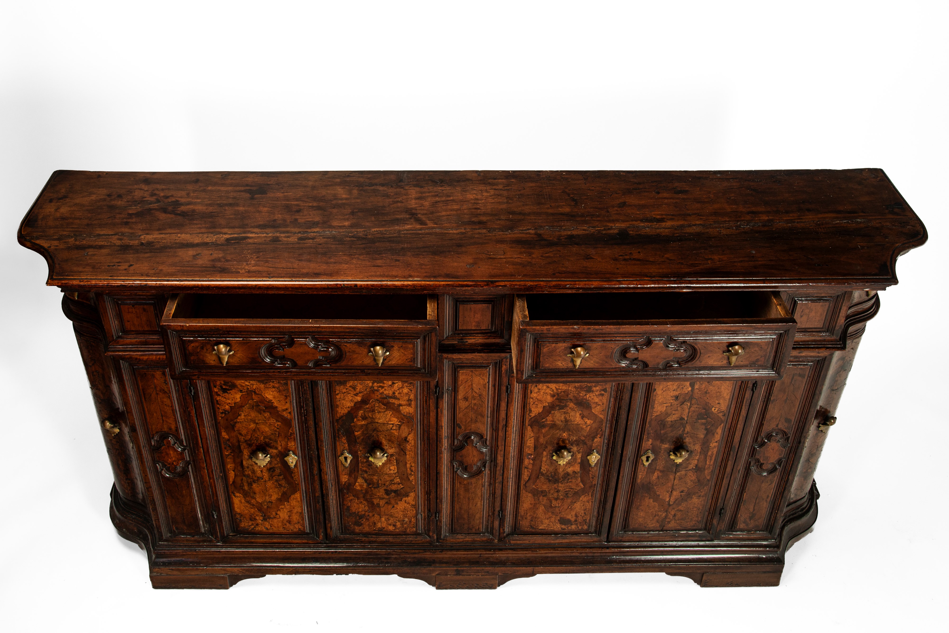 Credenza veneta, Venezia, fine secolo XVIII, in noce con fianchi mossi