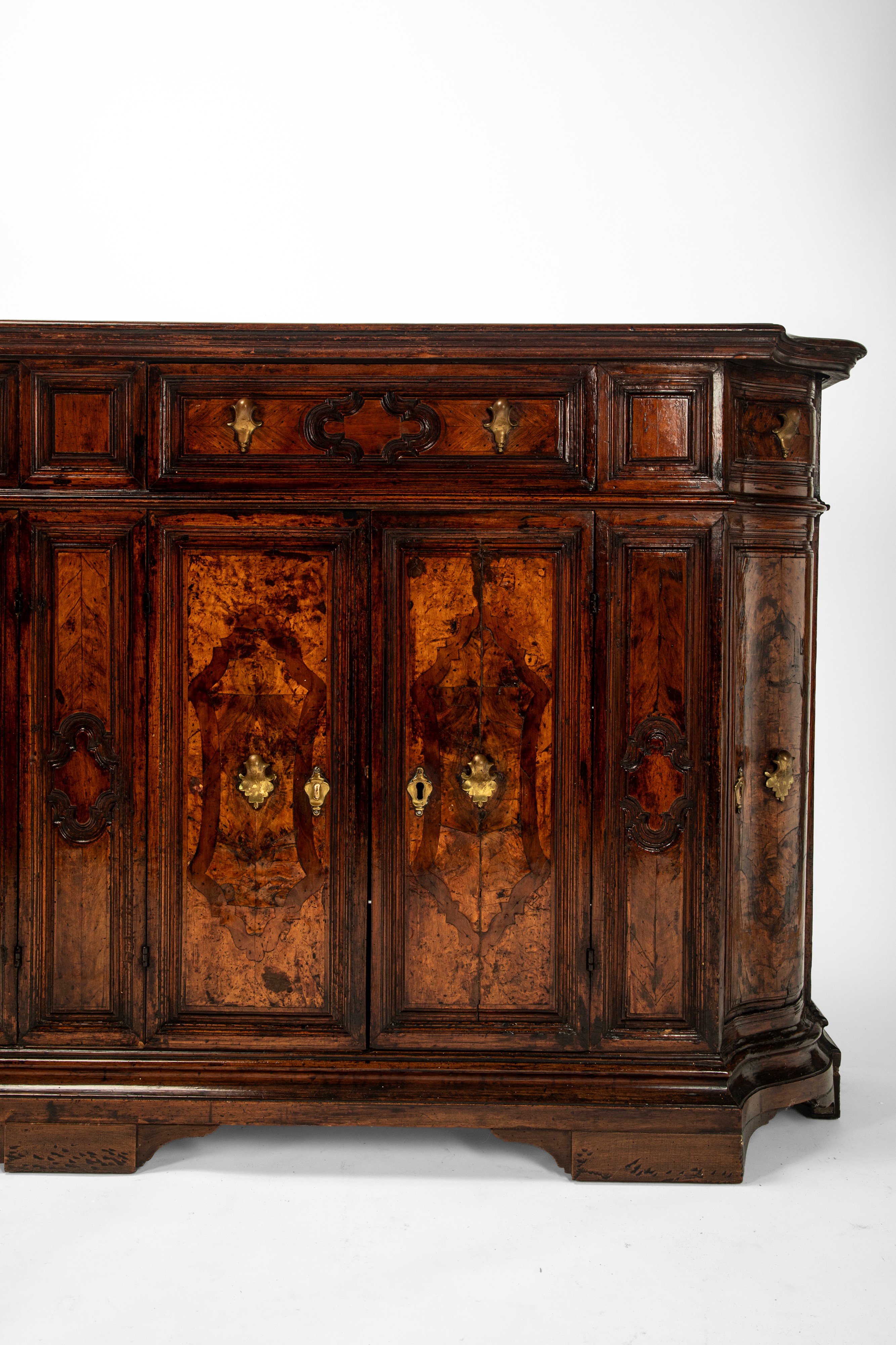Credenza veneta, Venezia, fine secolo XVIII, in noce con fianchi mossi