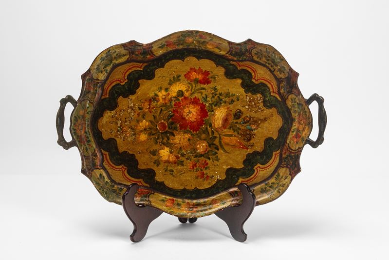 Venezia, secolo XVIII, Vassoio biansato in legno laccato con bordo mistilineo decorato